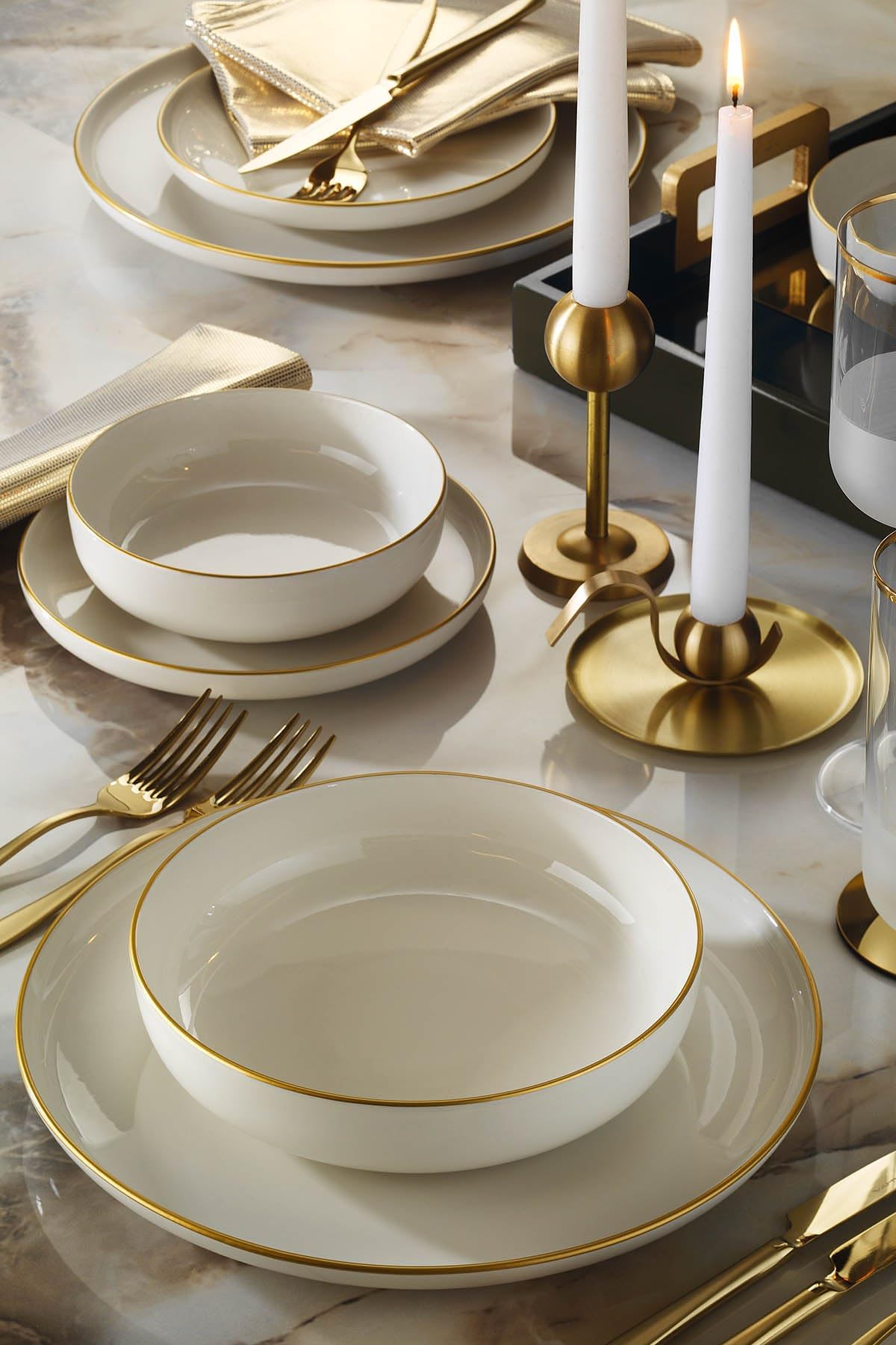 Elegante set da 16 pezzi, 100% porcelain | Include piastre di servizio, ciotole e dessert | Perfetto per cose eleganti, non lavare in lavastoviglie o microwave Safe