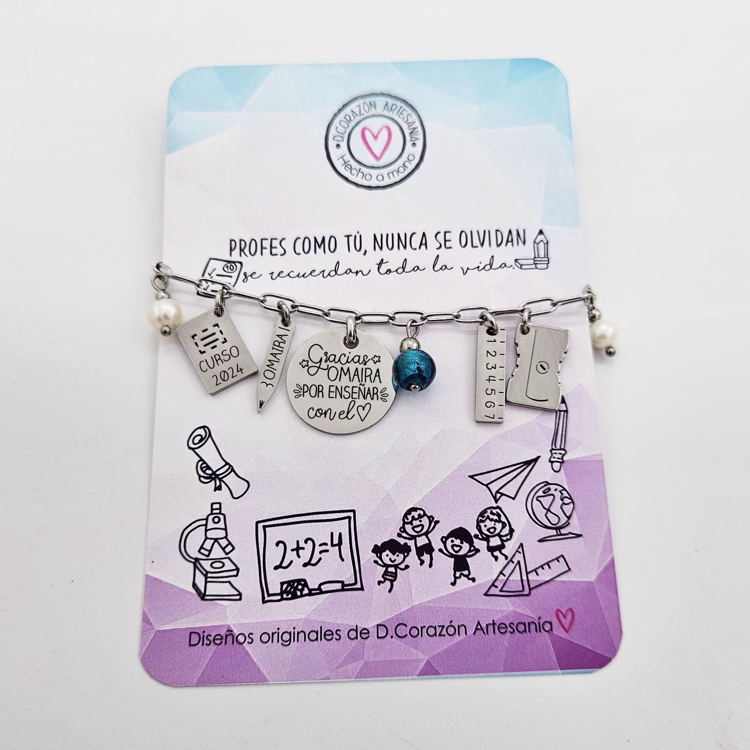 Pulsera para profesora, con el nombre personalizado y abalorios temáticos colgando. MODELO CUQUI-2. Regalos para profesores.