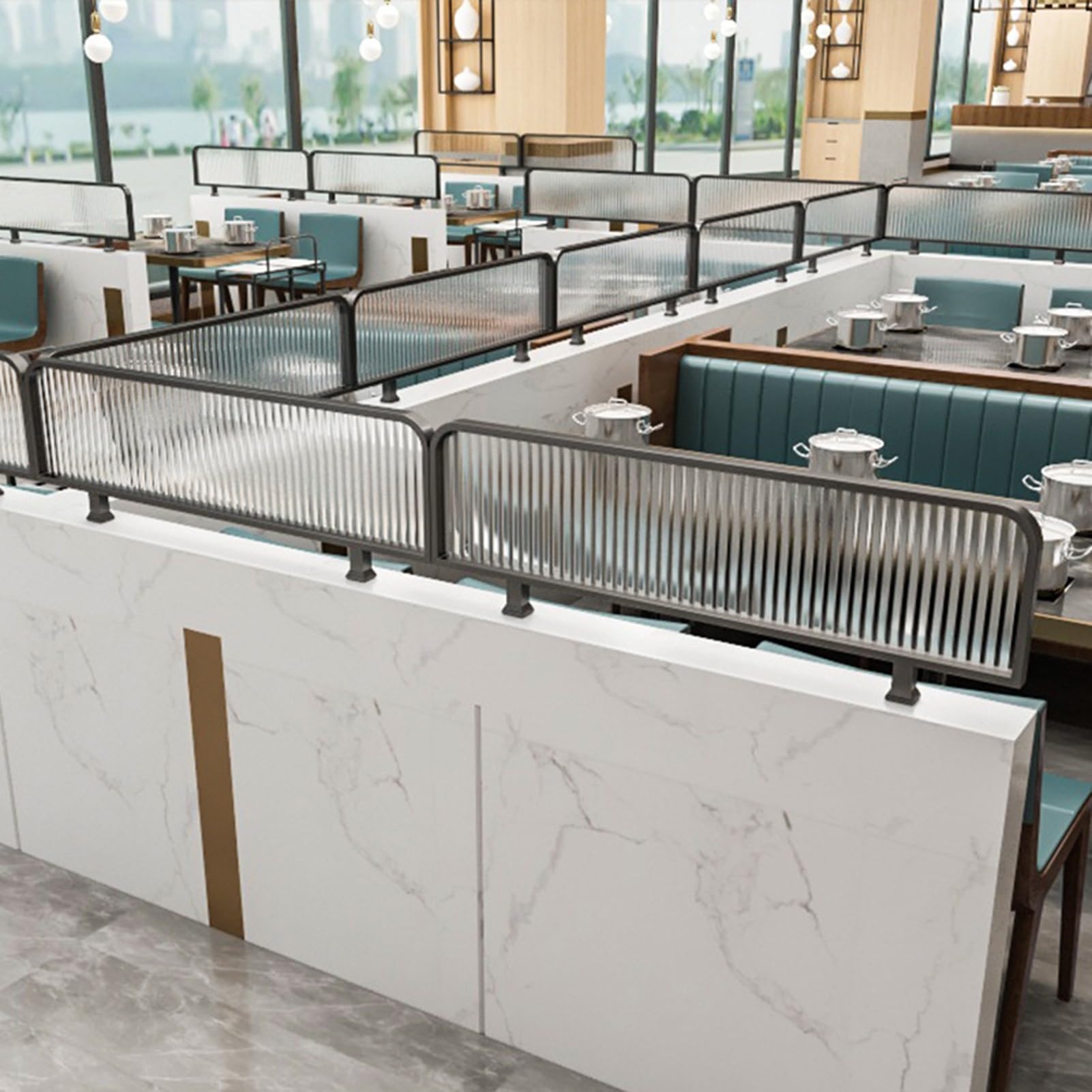 Stylowa przegroda na biurko do restauracji w paski – niska bariera półprywatności w jadalniach, przegroda do zarządzania przestrzenią dla barów i restauracji zwiększa komfort gości i doznania