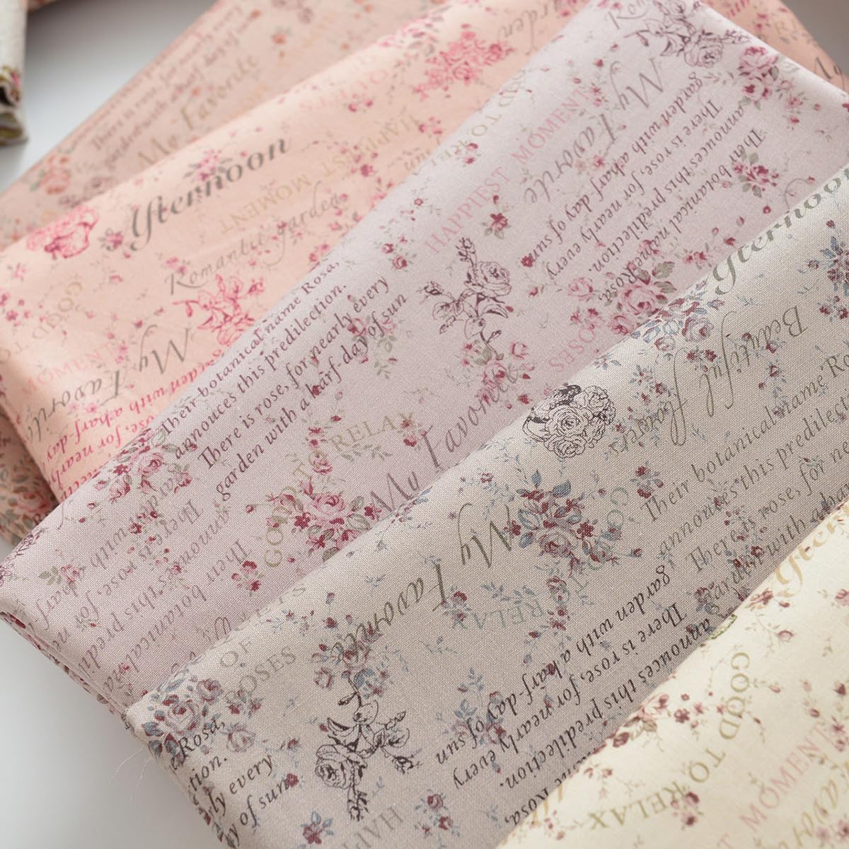 Tkanina z nadrukiem, towar sprzedawany na metry, vintage, róża, tkanina bawełniana, kwiaty, do szycia, materiał dekoracyjny, modny materiał retro, tkanina kwiatowa, materiał kostiumowy do