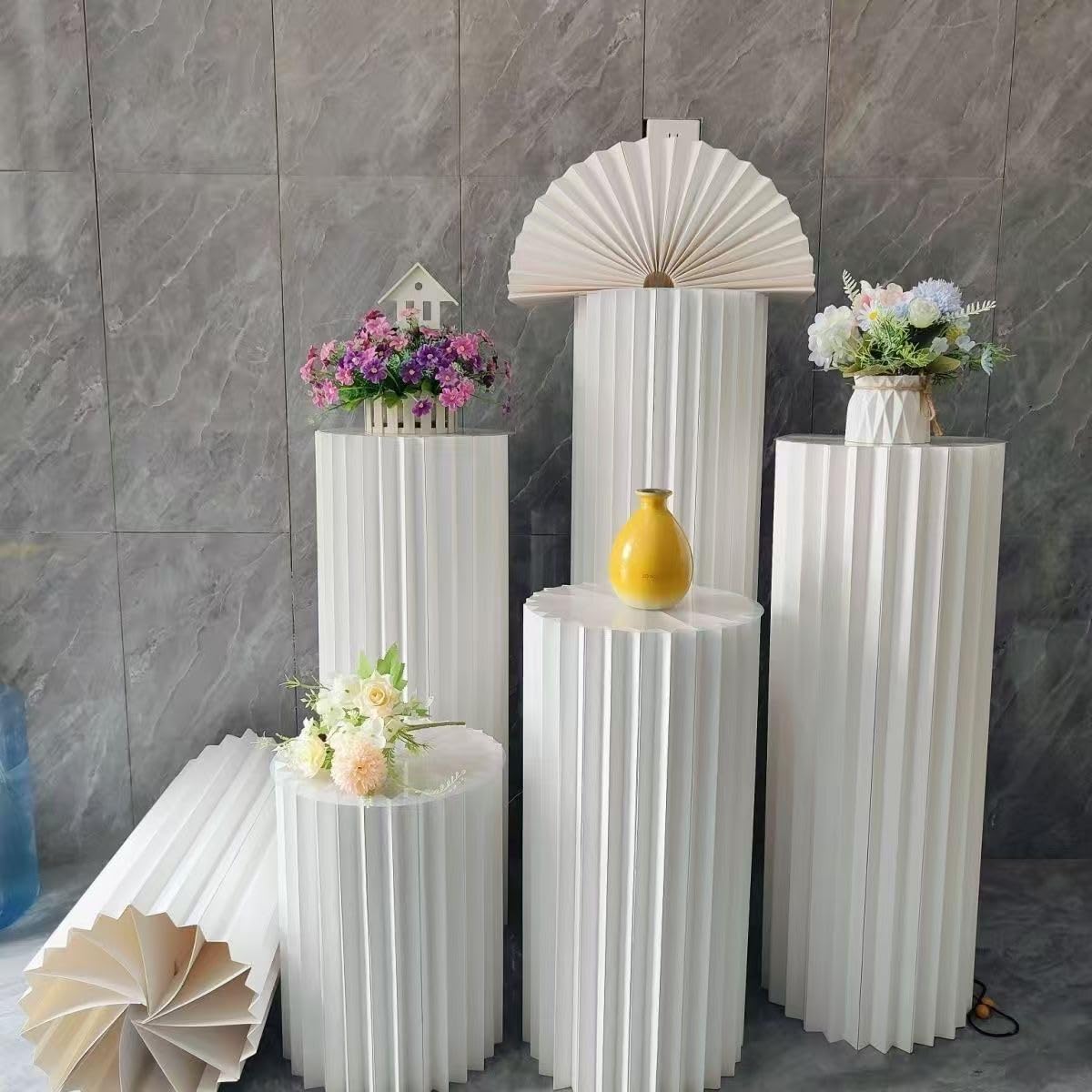 5 vasi Colonne espositive Pieghevoli cilindrici in PVC Bianco per Decorazioni di tavoli per Matrimoni, fidanzamenti e Compleanni, Supporti per Cartone Feste, piedistalli espositori