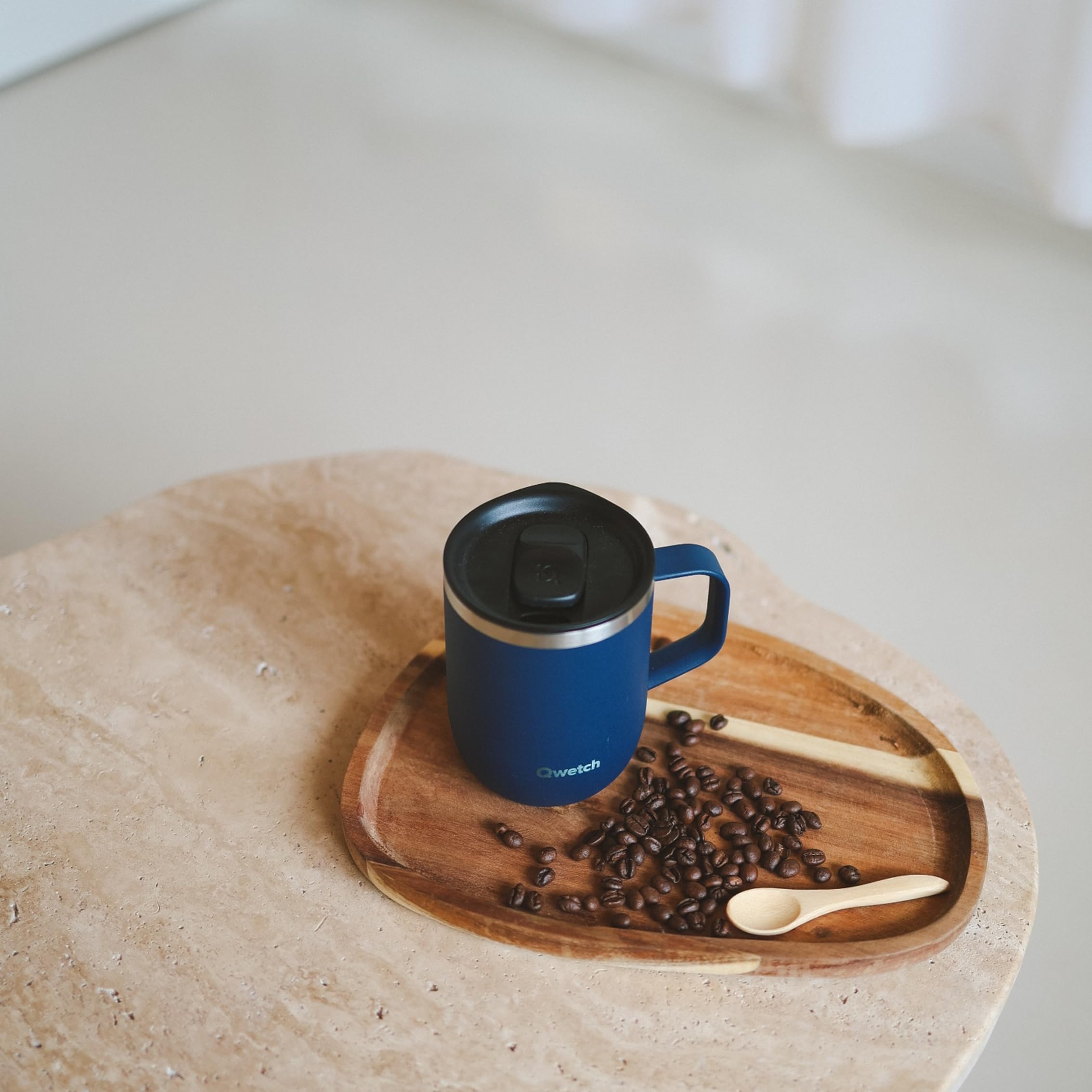 Qwetch – Tazza Termica 350 ml con Manico Blu Notte – Mug Termica Caffè & Tè – Acciaio Inox Riciclato 90% – 6h Caldo / 12h Freddo – Coperchio Scorrevole Antigoccia – Compatibile con Filtri