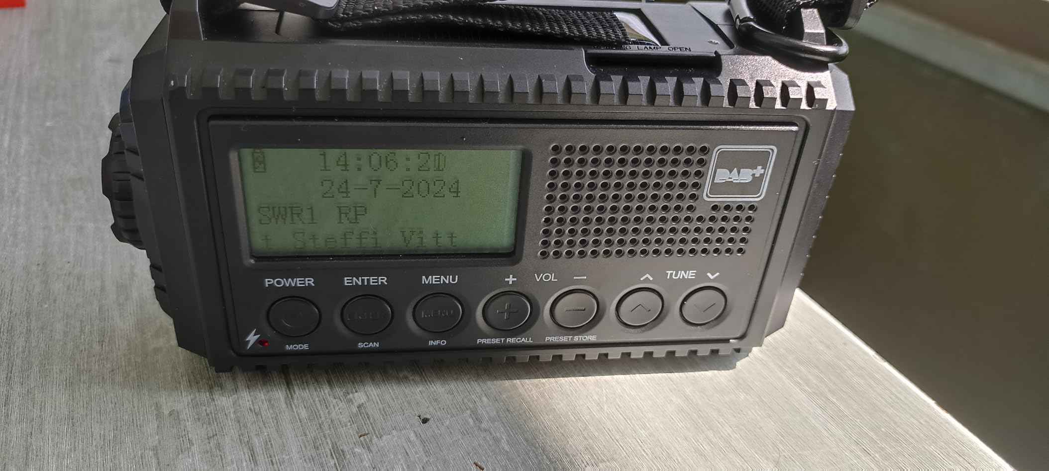 Das man es per Hand durchs kurbeln in Betrieb nehmen kann dank dem eingebauten Akku