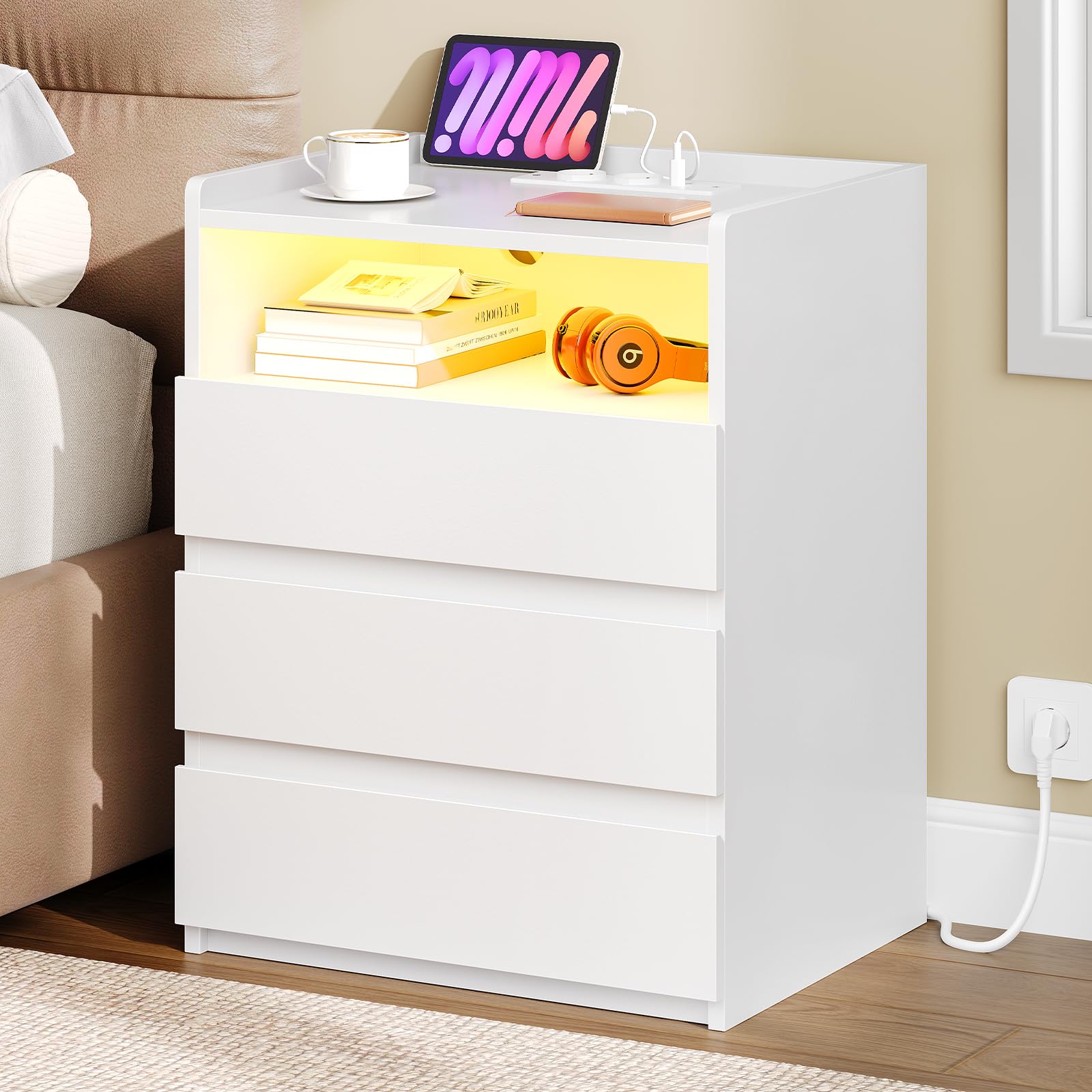 AOGLLATI Comodini Camera da Letto con Stazione di Ricarica e Luci LED, Tavolino con 3 Cassetti e 1 Ripiano Aperto, Comodini Moderni per Soggiorno e Camera da Letto,Bianco