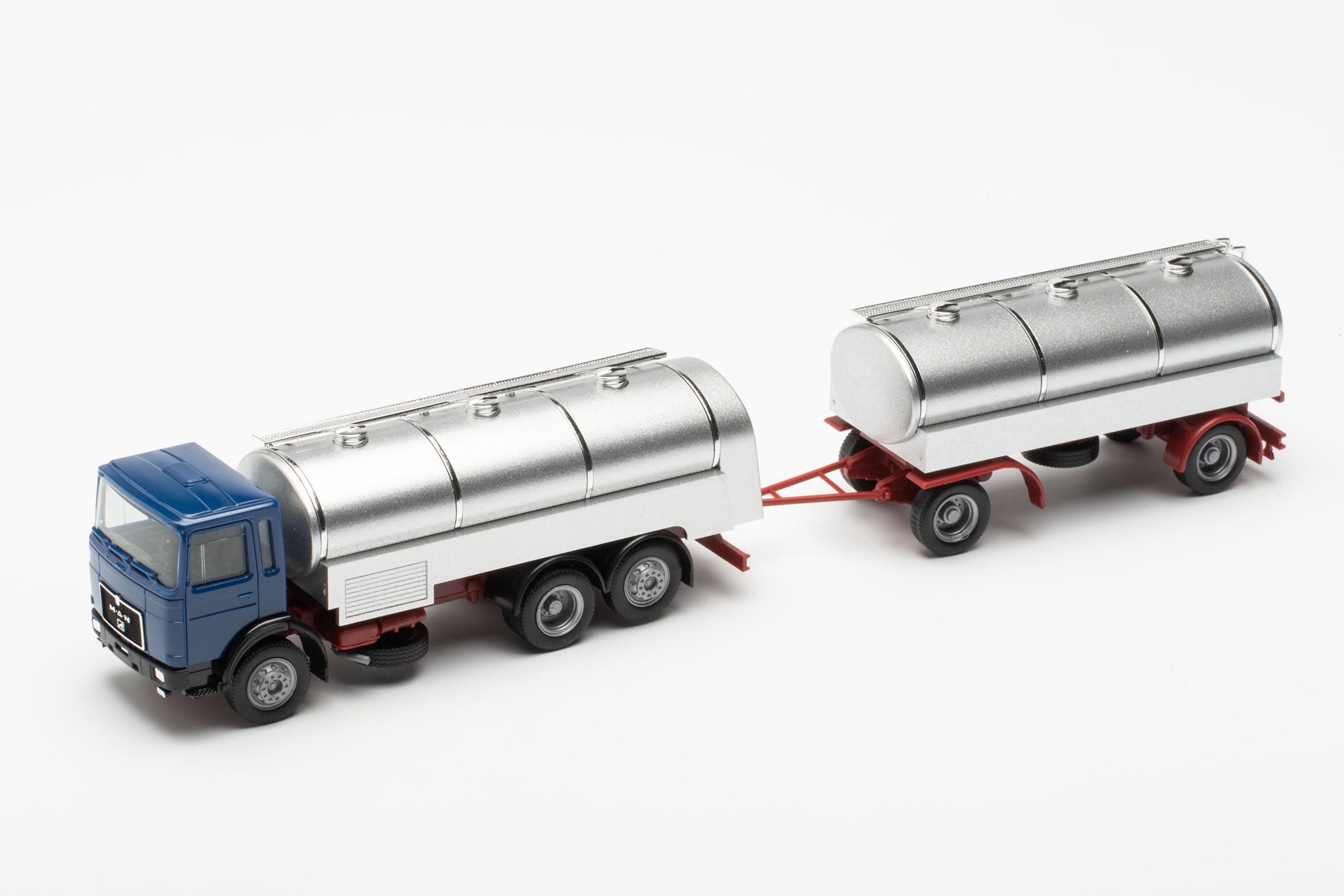 Herpa Basic LKW Modell MAN F8 Milchtank-Hängerzug, Miniatur im Maßstab Maßstab 1:87, preisgünstiges Einsteigermodell, Made in Germany, Kunststoff