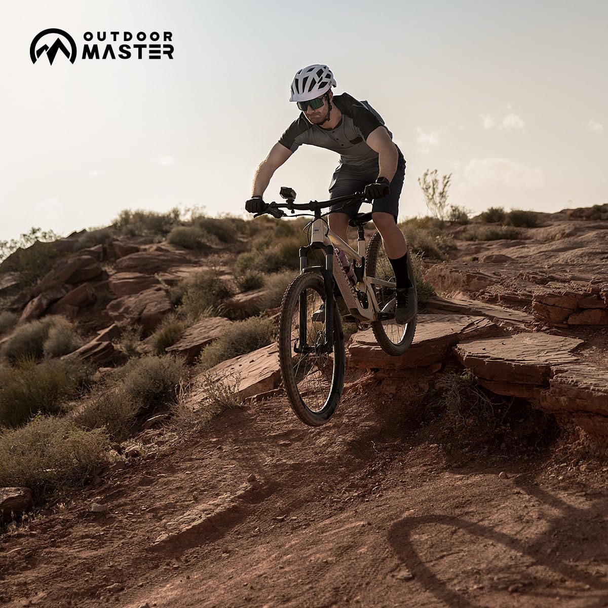 Outdoor Master - Casco de bicicleta para hombre y mujer – Modelo GEM con sistema MIPS, 25 tomas de aire, visera extraíble – Ajuste ajustable – Excelente para ciclismo y monopatín