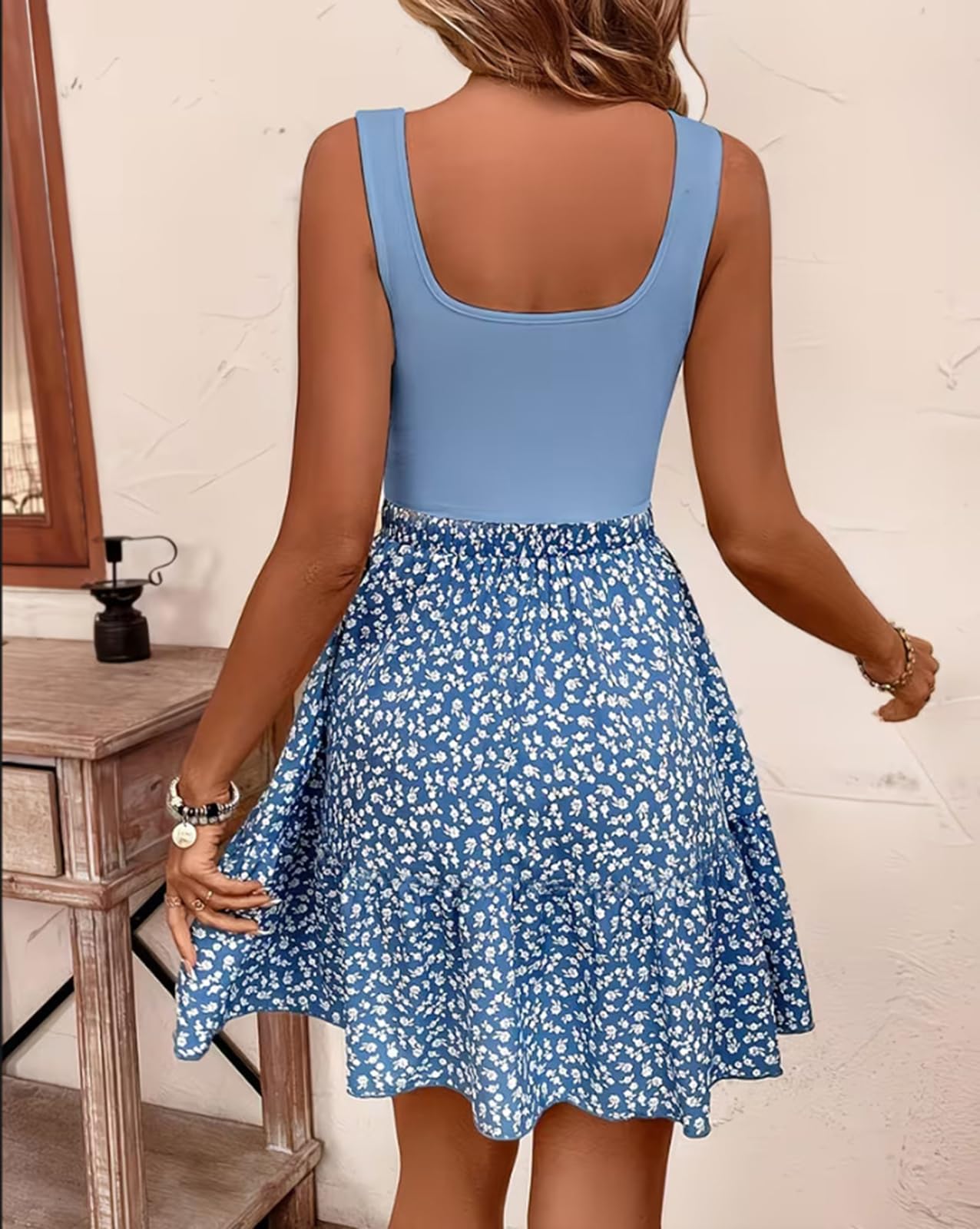Abito Estivo Floreale Senza Maniche Scollo Quadrato | Abito a sottoveste floreale in stile casual-chic, con corpetto a pannelli e gonna svasata.