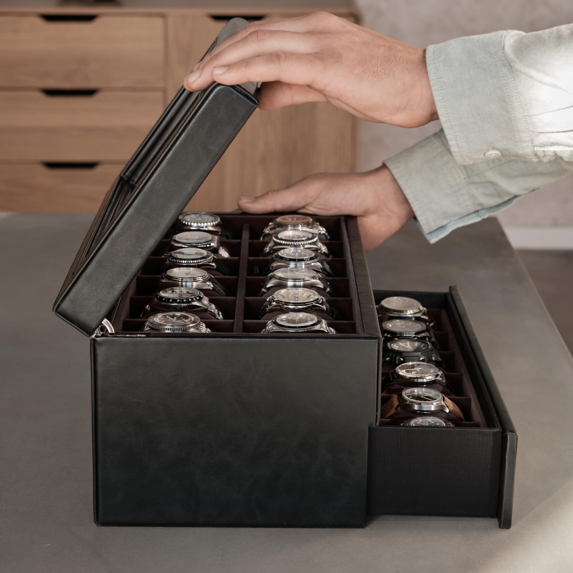 TAWBURY Caja de reloj para hombre – Caja de reloj extragrande con 24 ranuras y pantalla de cristal auténtico, cajón extraíble y cojín de 5 cm de ancho para relojes grandes (negro/antracita)