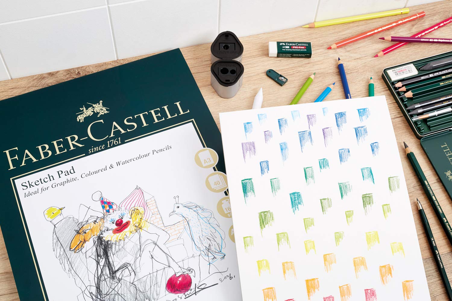 Faber-Castell 112976 Estuche de metal con 21 piezas, surtido de carbonos, grafitos, ecolápices y tizas + Bloc de dibujo A4