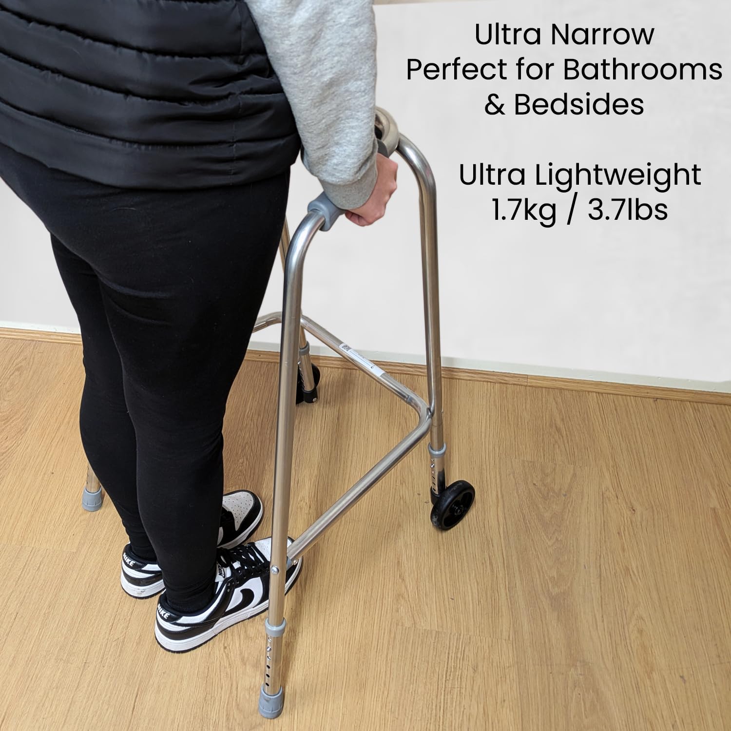 Ultra wąska rama do chodzenia z kółkami, smukła konstrukcja, szerokość 520 mm, mała, lekkie aluminium, antypoślizgowe gumowe okucia, ergonomiczne uchwyty, pomoc w chodzeniu rehabilitacyjnym
