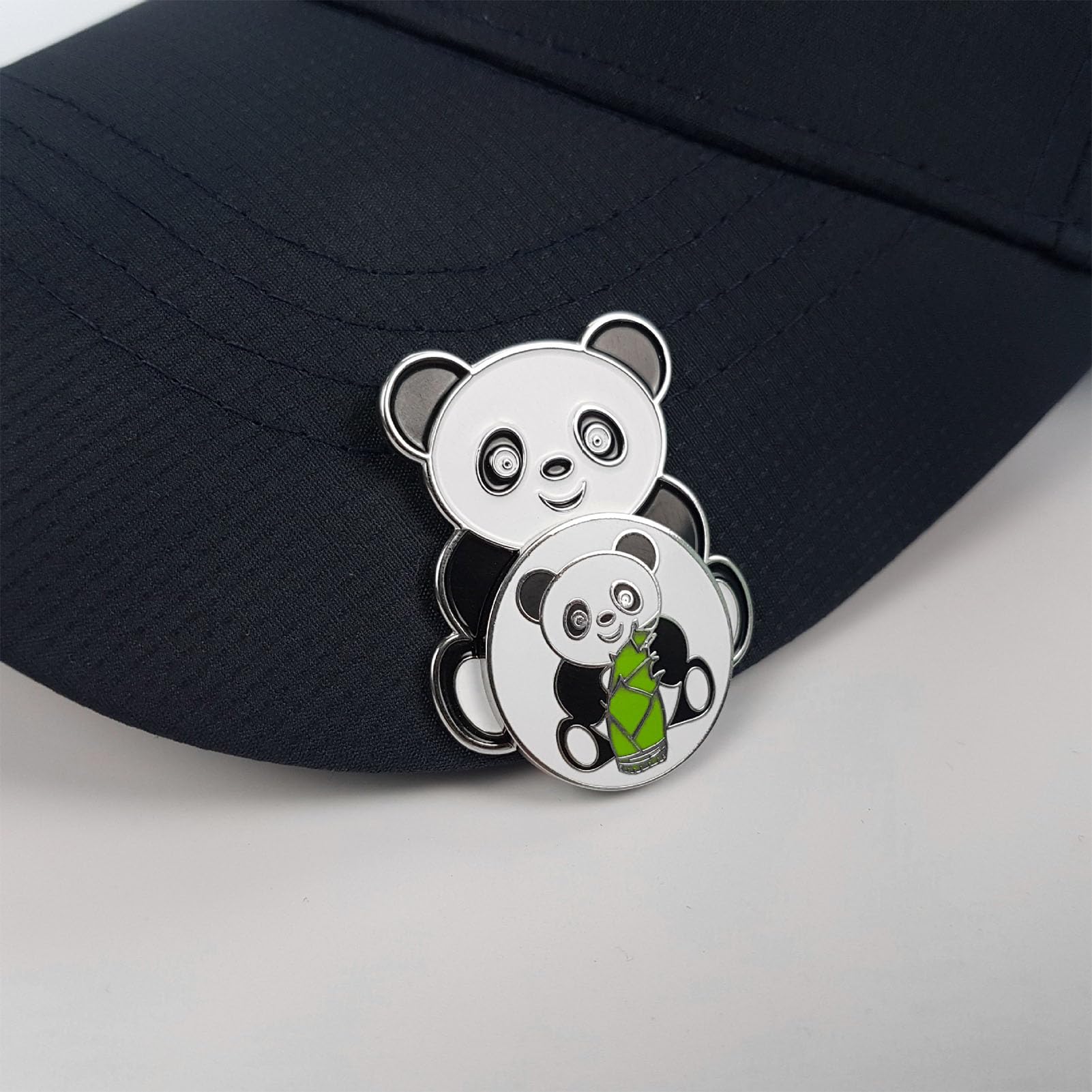 Hutclip Für Golfballmarker – 40 Mm Golfmarker Im Cartoon-Panda-Stil | Magnetischer Ballmarker Aus Metall, Trainingshilfe, 25 G, Sportzubehör Mit Niedlichem Tiermuster Für Professionelle Golfer, Grüne
