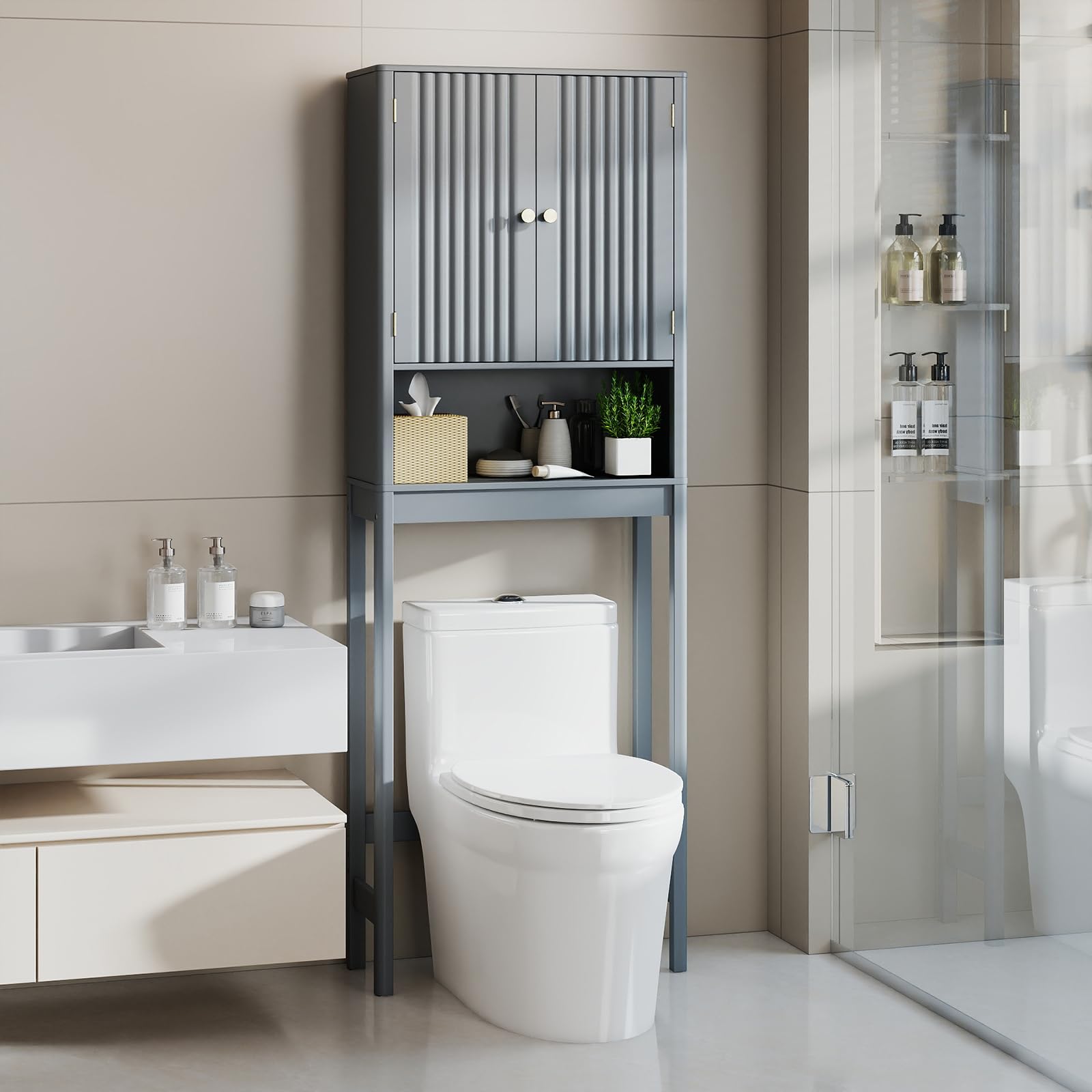 LIFEZEAL Armadietto portaoggetti per bagno, mobile portaoggetti alto sopra il WC con ante ripiani regolabili e barra inferiore, mobile salvaspazio per bagno (grigio)