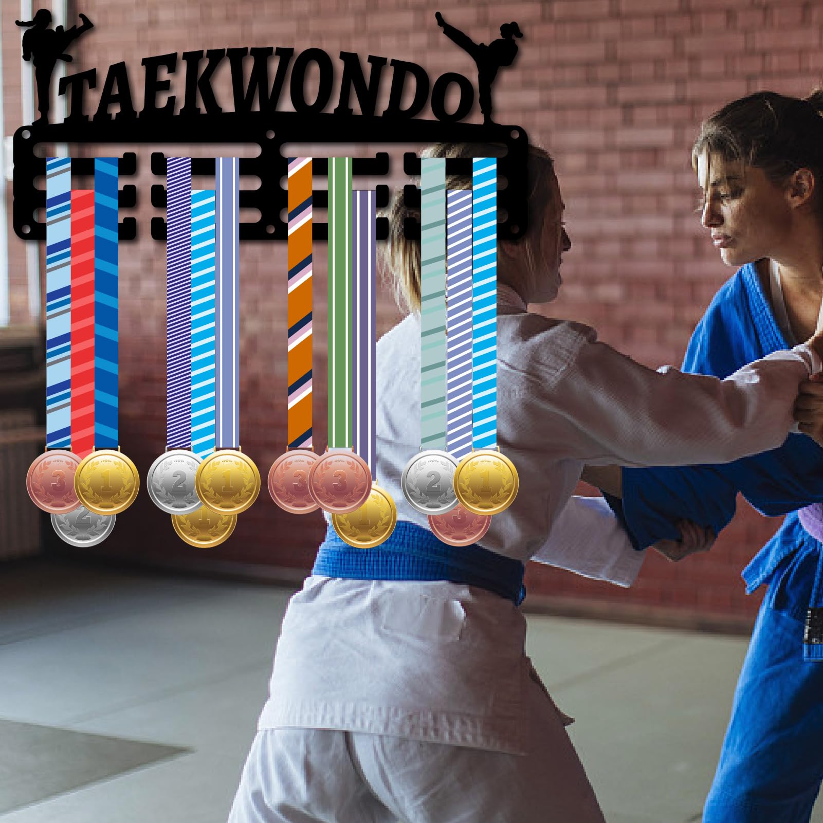 CREATCABIN Porta Medaglie in Metallo Taekwondo Piccolo Porta Premi Sportivi Nastri Espositore Parete Decorazione 3 Fila Design Contiene 40+ medaglie Atlete Giocatrici Distintivi Gara 29x13cm