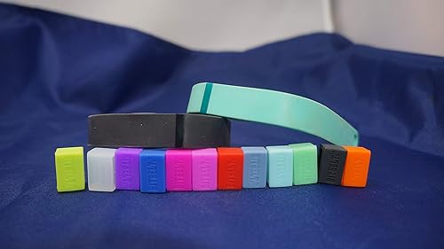 Paquete de 12 unidades (uno de cada color, 3 que brillan en la oscuridad). Protege tu MagicBand (tamaño para niños) Fitbit Alta, Flex, Amiigo,