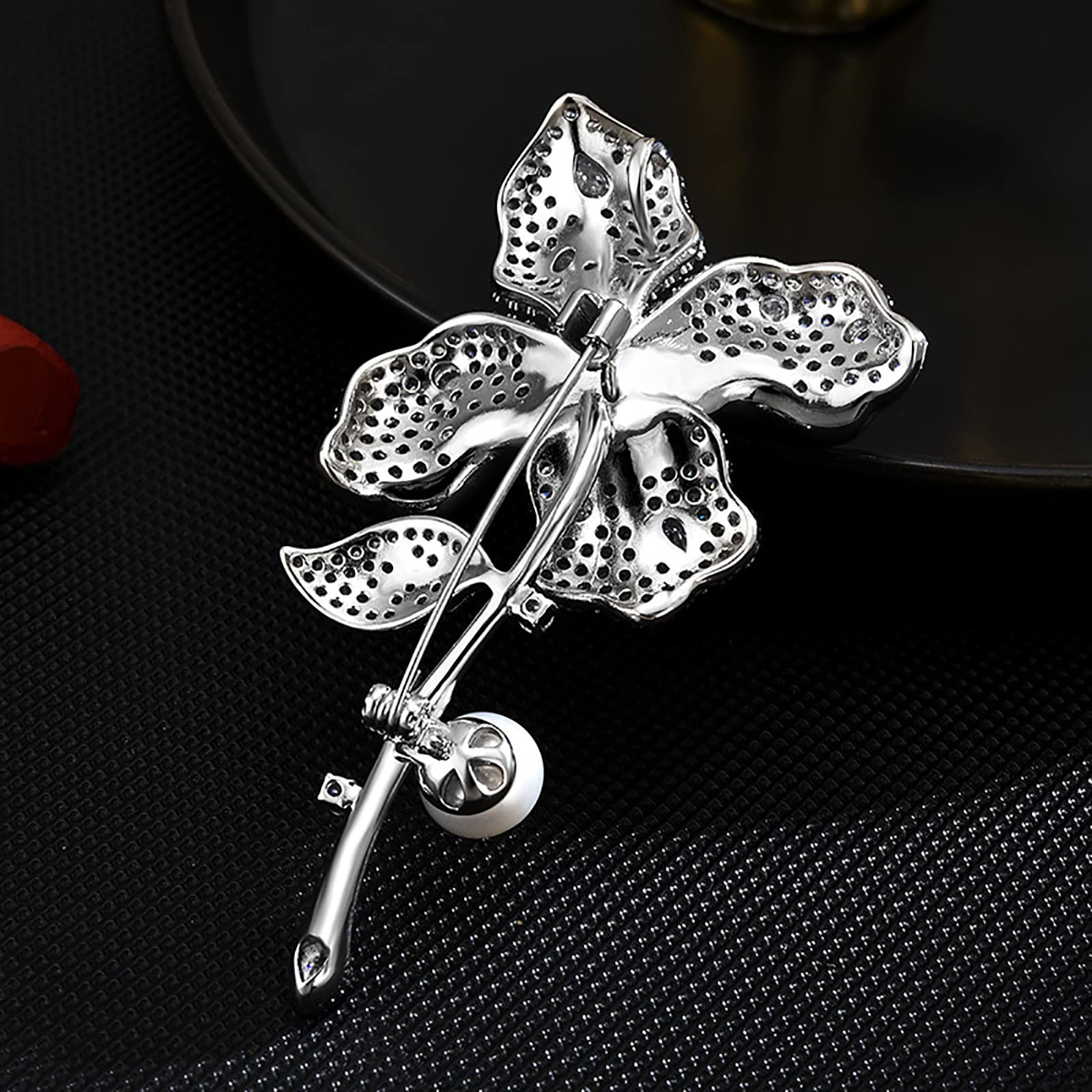 Dreidimensionale Brosche mit vierblättriger Blume und dick vergoldetem Zirkonia für Damen, Anstecknadeln mit Perlen