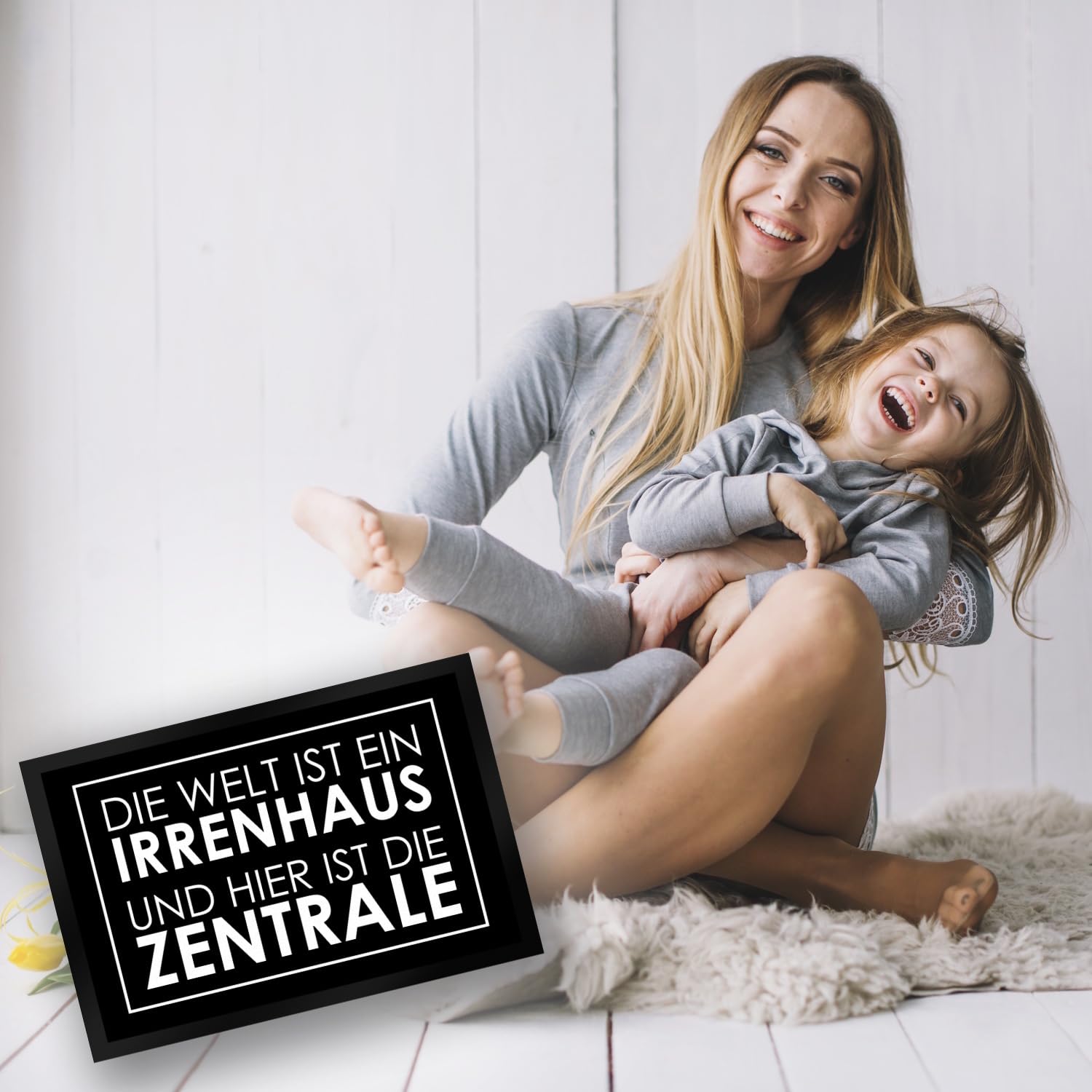speecheese Fußmatte XXL in 50x75 cm - Die Welt ist EIN Irrenhaus und Hier ist die Zentrale in Schwarz mit frechem Spruch als Geschenk für chaotische Familien Studenten Wohnungen oder einfach