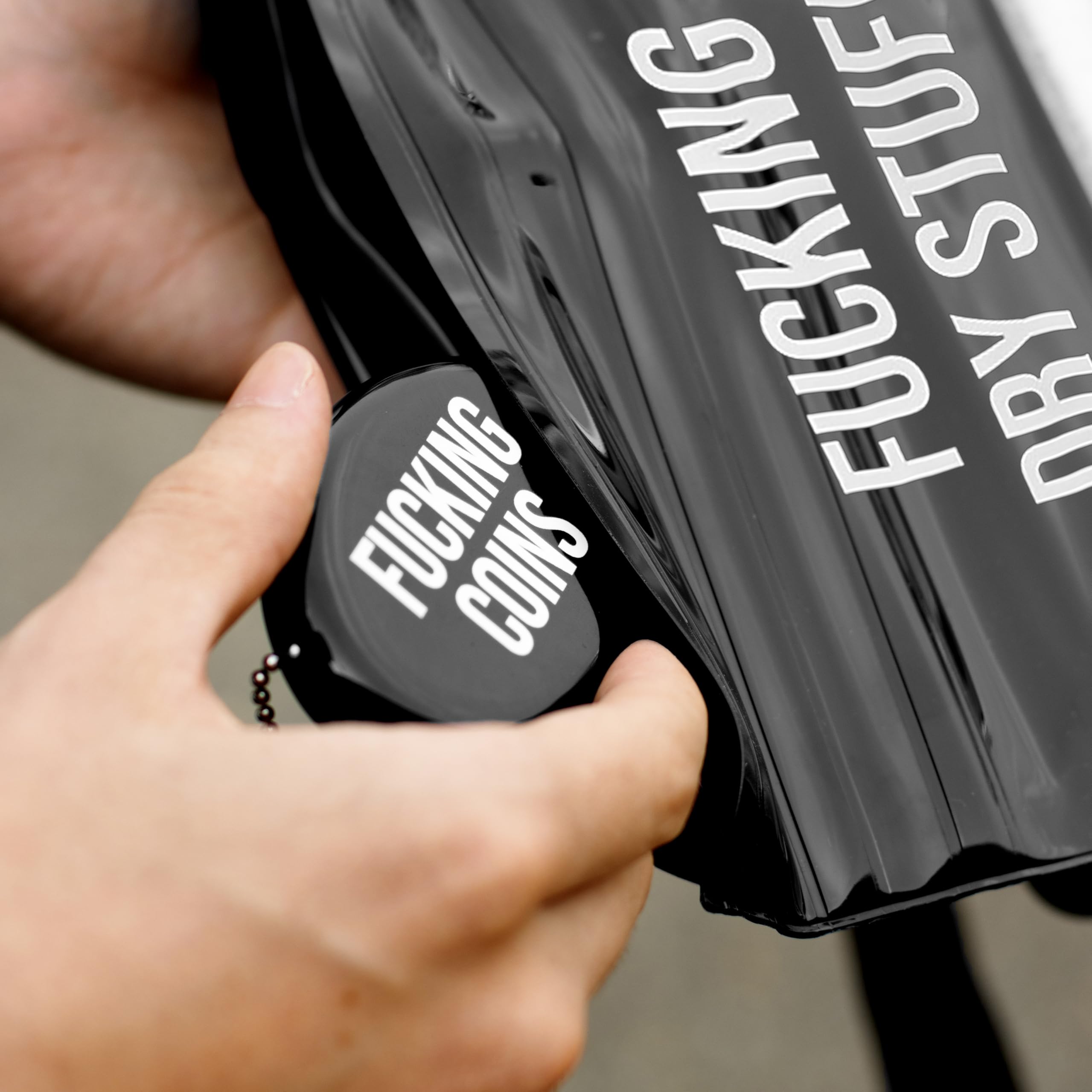 Fisura – Owalna portmonetka z gumy “F*cking coins” w kolorze czarnym. Retro portfel z łańcuszkiem, mały unisex portfel do kieszeni, idealny na prezent. 1 sztuka.