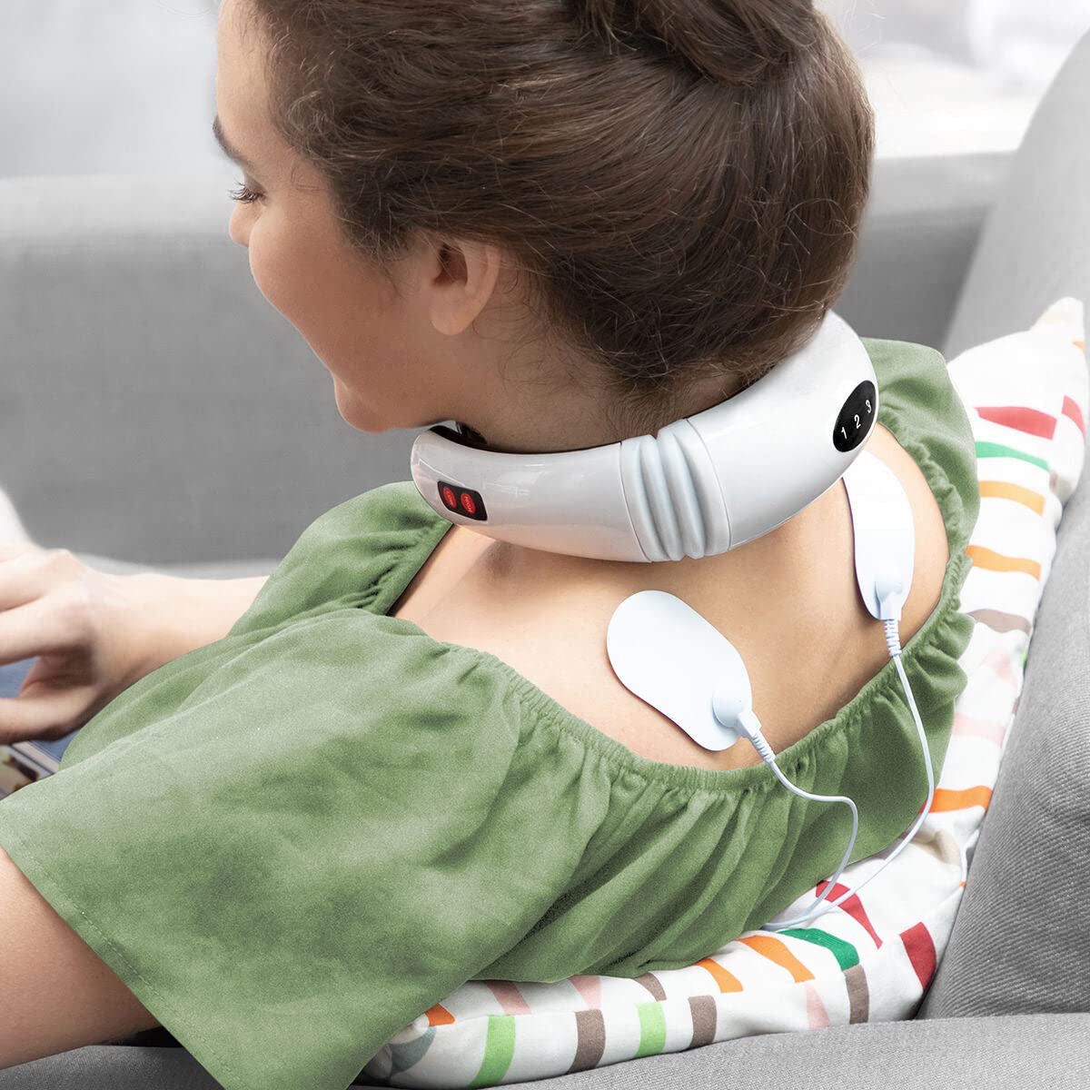 Masseur EMS Électrique pour Cou, Dos et Cervicales – 6 Modes, 16 Intensités, 2 Électrodes + 4 Patchs Conducteurs, Relaxation Musculaire Profonde, Basse Fréquence, Ergonomique, Blanc/Noir