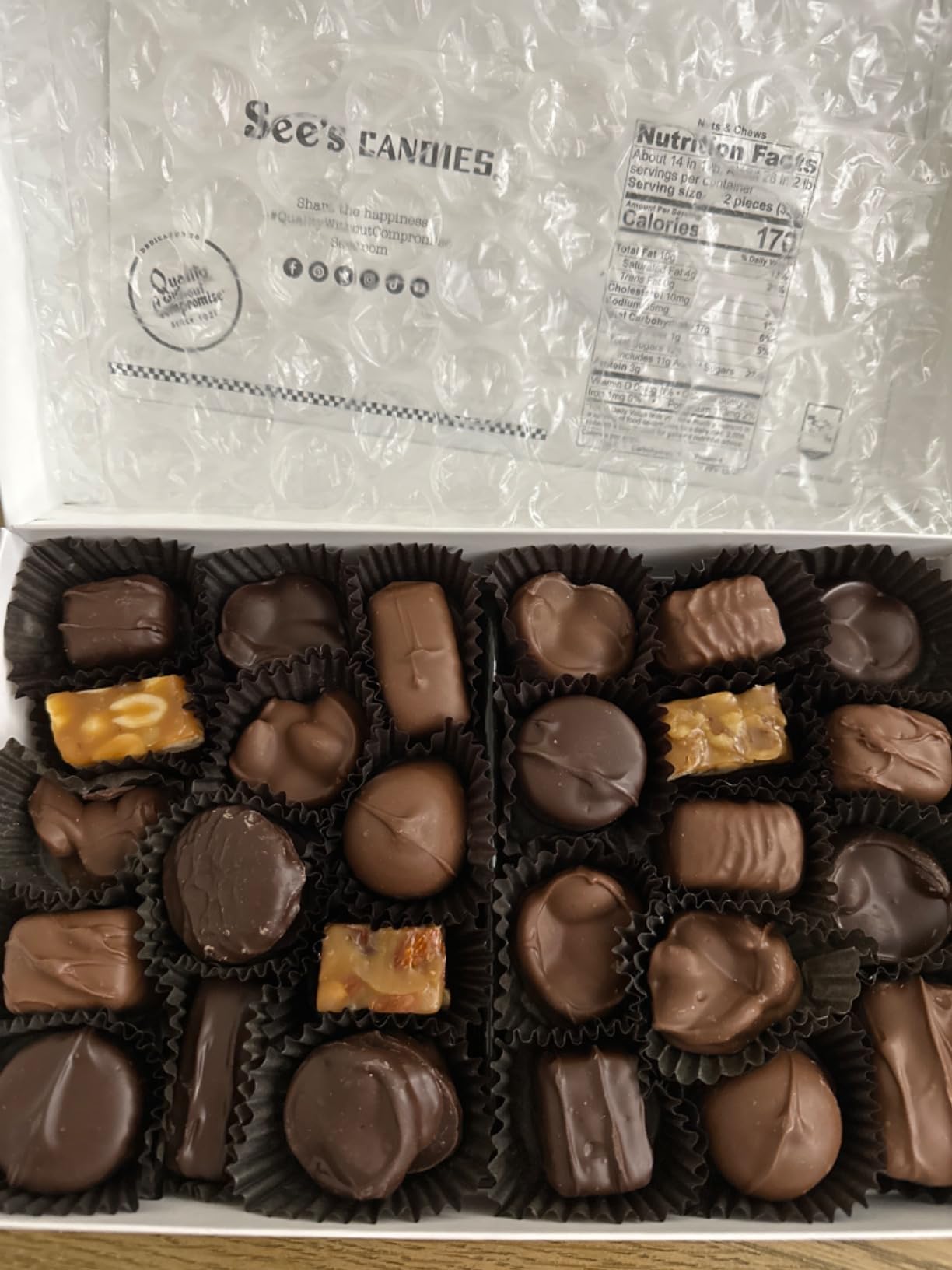 Amazon See's シーズ チョコレート 1ポンドボックス 445g 1箱 (ナッツ アンド チュウ)[並行輸入品] シース キャンディーズ チョコレート 通販