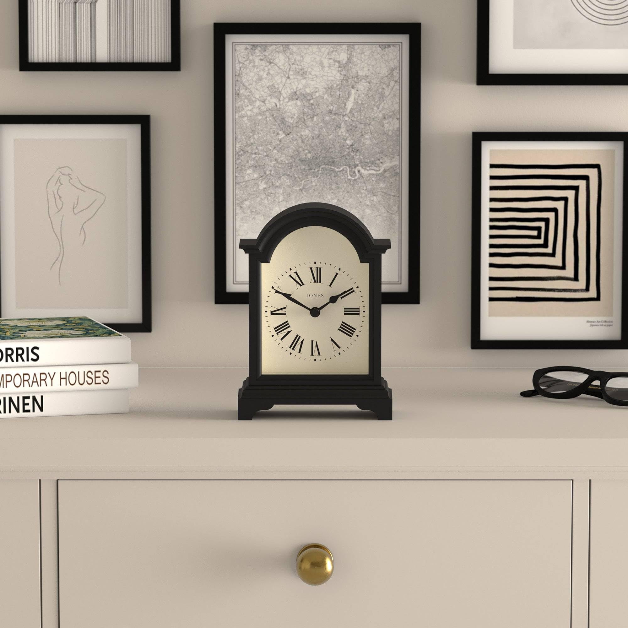 JONES CLOCKS® Bistro Kaminsimsuhr | Kleines klassisches wagenuhr-Design mit bogendecke | Schwarz | Zeitgenössischer klassischer Stil für kaminsims, Schreibtisch, Tisch, Regal und nachttisch