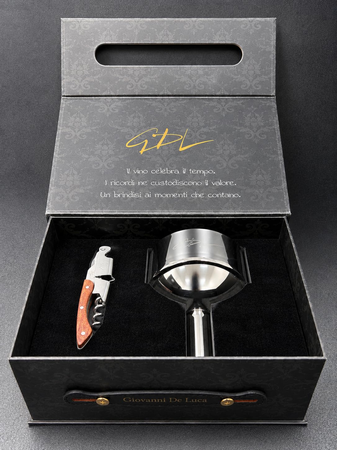 Cavatappi Personalizzato Premium Professionale con Nome Inciso – Cofanetto Regalo Elegante, Dedica Personalizzata e Imbuto Decanter per Amanti del Vino