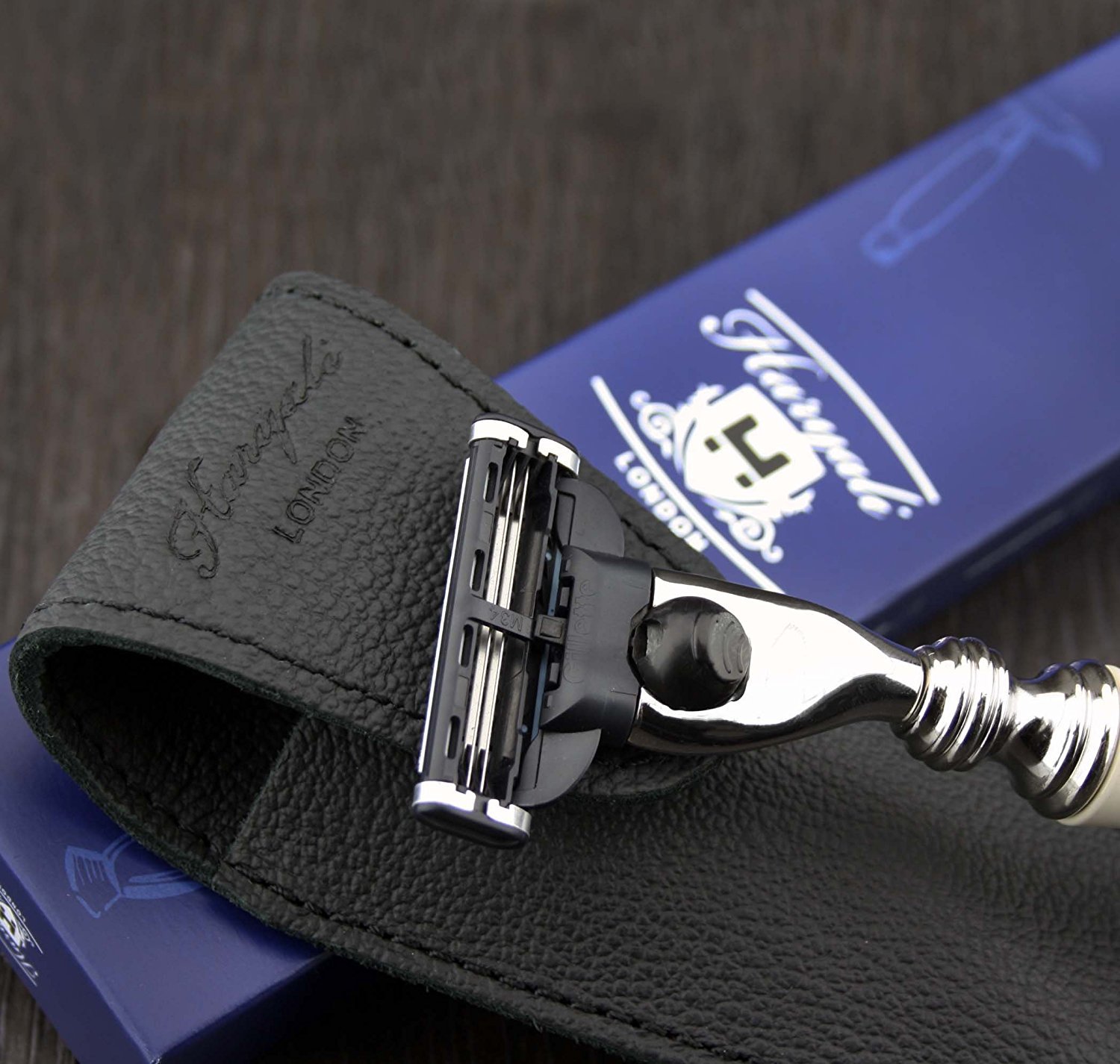 Maquinilla de afeitar de tres cuchillas para hombre en marfil con funda de piel auténtica | Afeitado y cuidado de hombre > Esenciales de viaje para hombre – Set de regalo