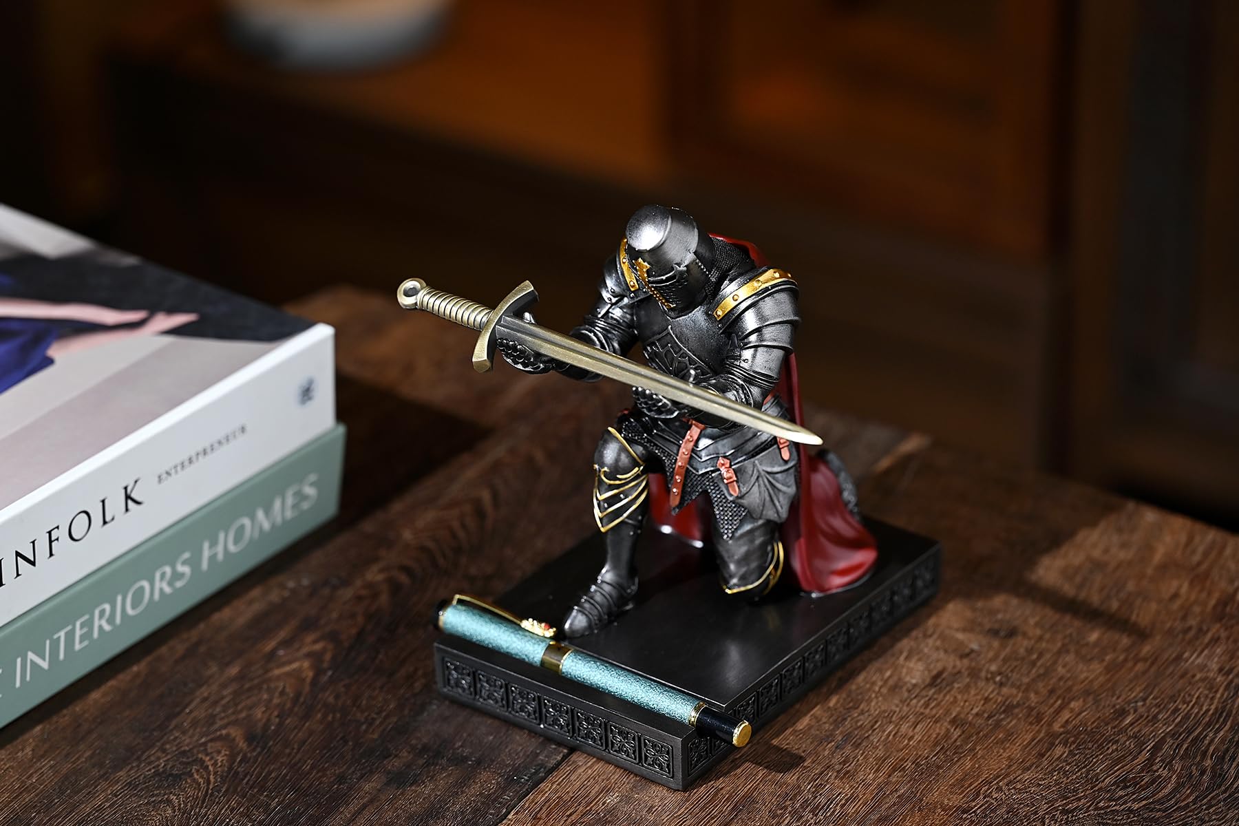 Portapenne medievale templare avanguardia ufficiale cavaliere portapenne organizer da scrivania e accessori in resina supporto per telefono cellulare come regalo per ufficio e casa scrivania