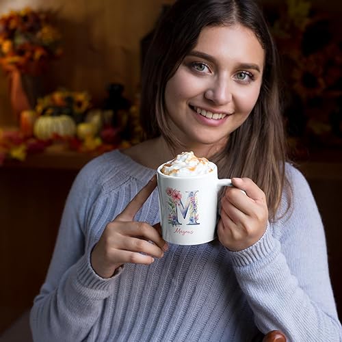 Miniatura 10 de Letra inicial K con monograma floral bonito personalizado, tazas de viaje florales impresionantes, taza de café de cerámica con monograma