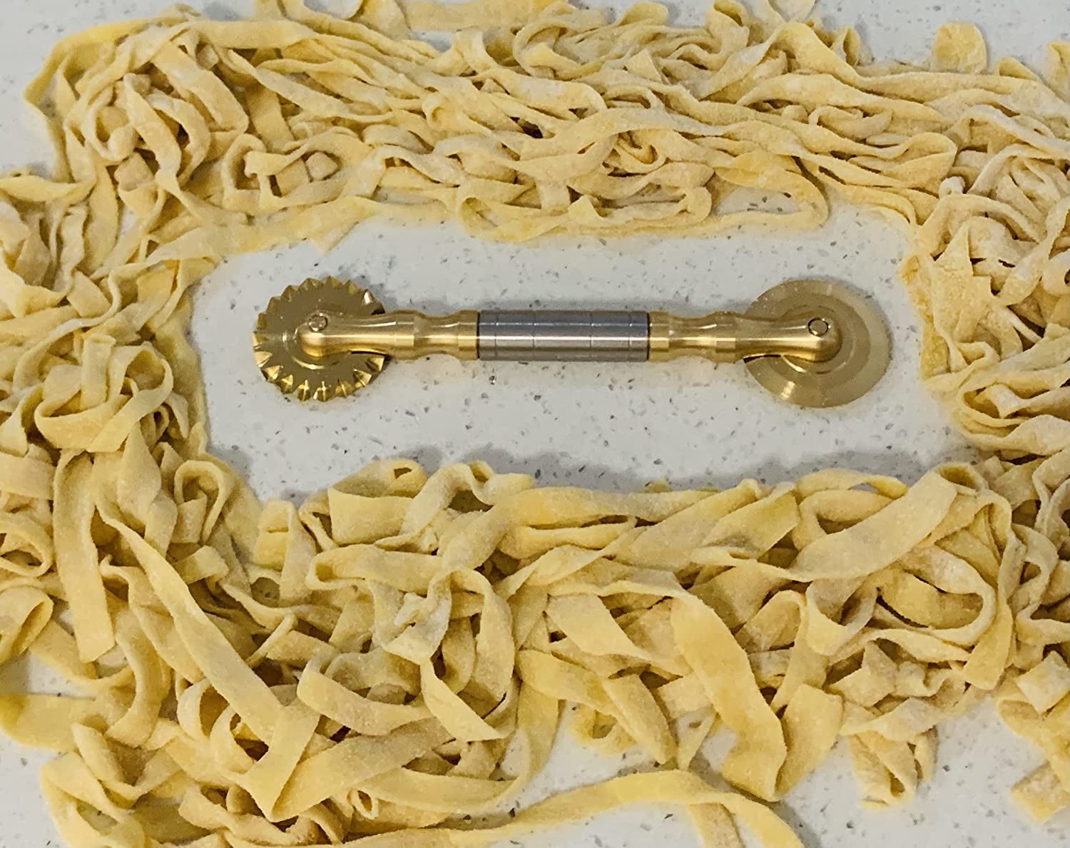 Krajalnica do makaronu i ciasta - Made in Italy (Combo prążkowany i gładki mosiądz z uchwytem ze stali nierdzewnej)