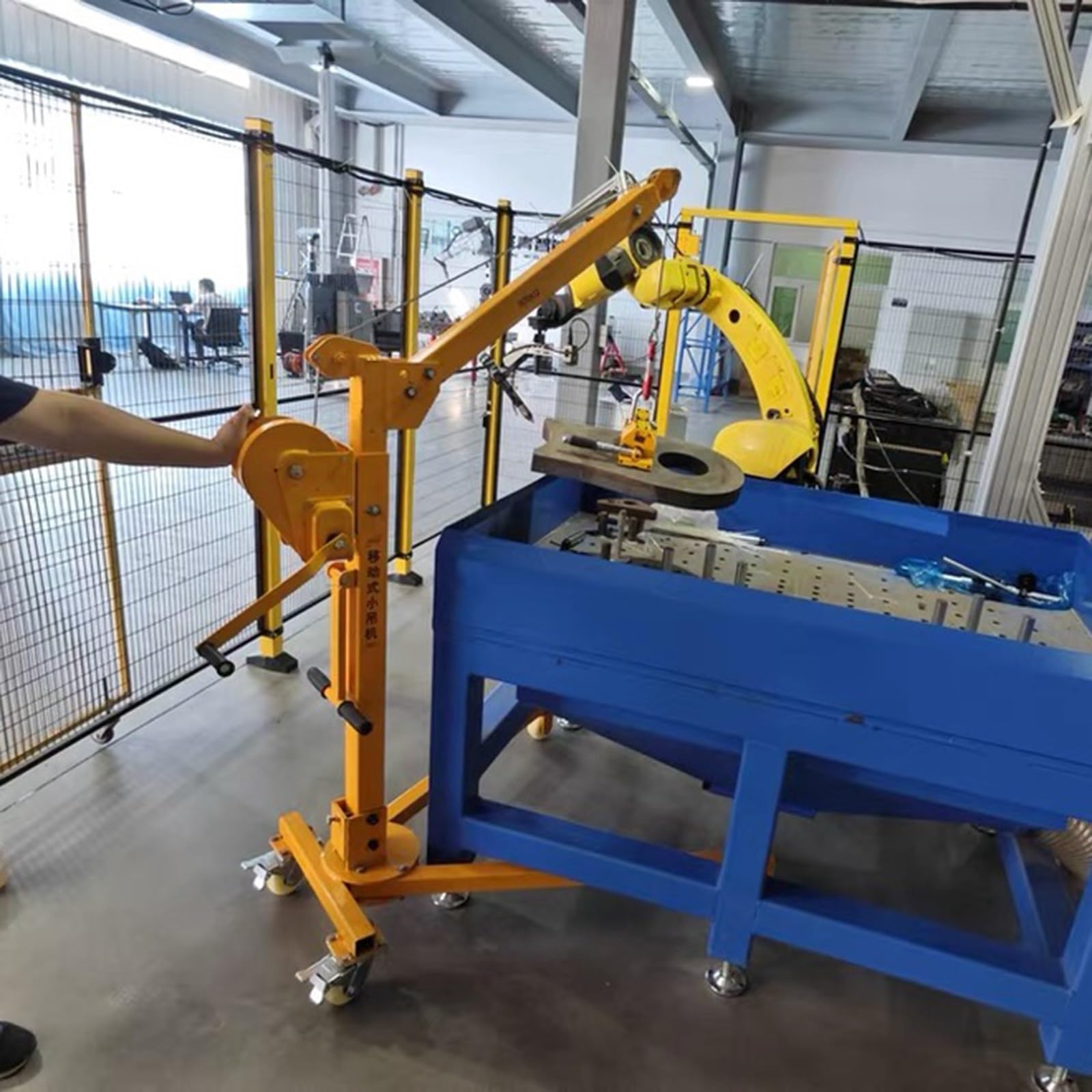 Składany stalowy żuraw ręczny z samoblokującą się wciągarką i kółkami do przenoszenia ciężarów w domu, sklepie i garażu