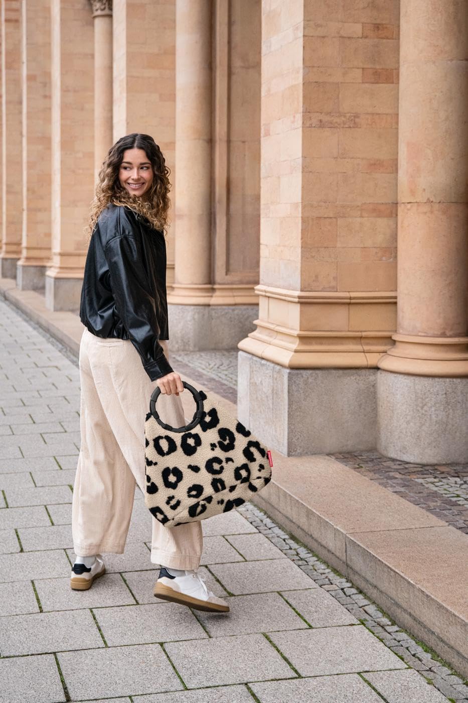 reisenthel Loopbag hobo – Elegante Hobo-Tasche – vielseitig, stylisch, mit Metallgriffen und Soft-Touch-Material.