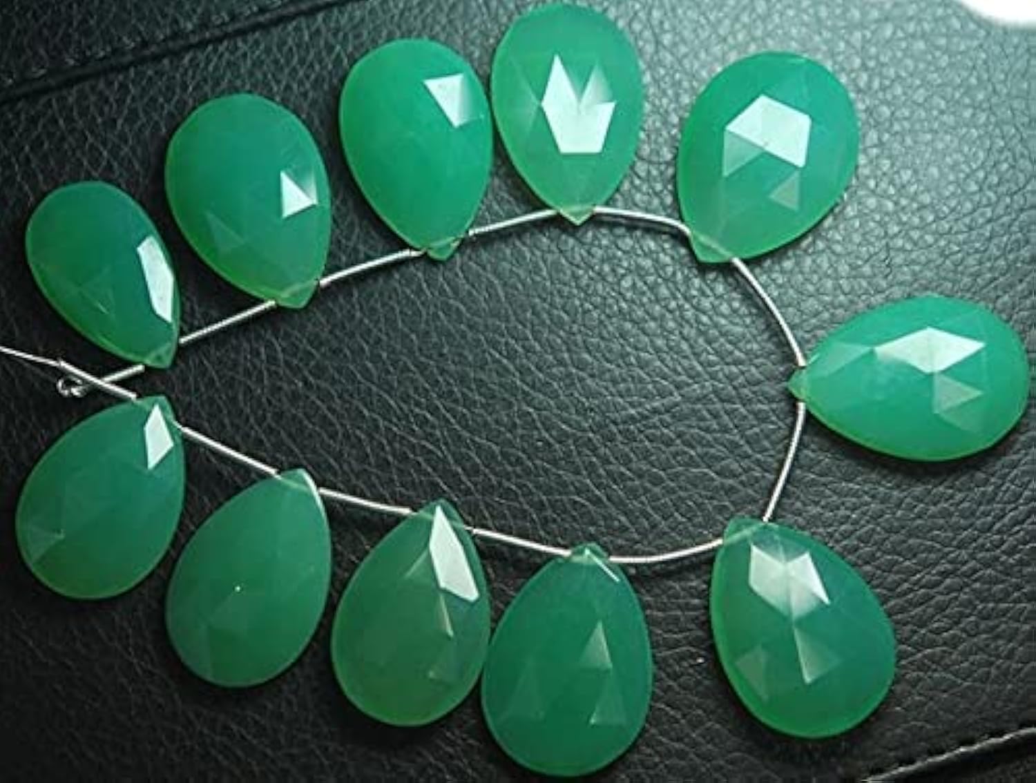 Chrysoprase briolette poire à porter au quotidien sur un collier en argent minimaliste