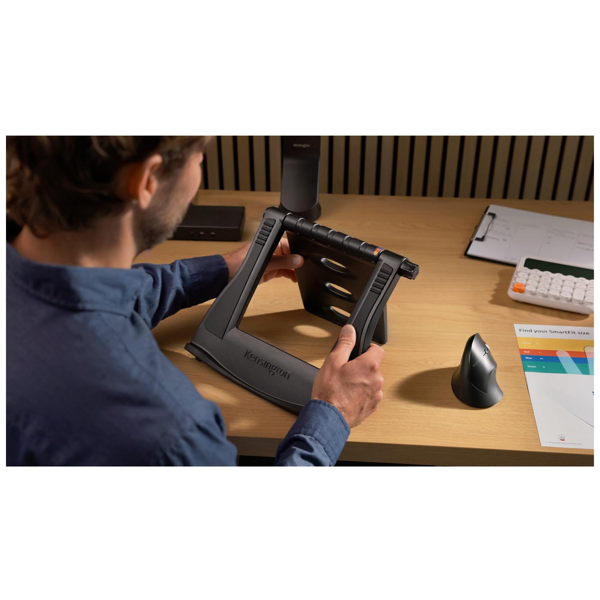 Kensington Souris Sans Fil - Design Vertical Ergonomique Pro Fit 2.4 GH avec Molette de Défilement & 4 Boutons pour éviter l'épicondylite ou les syndromes TMS; Noir (K75501EU)