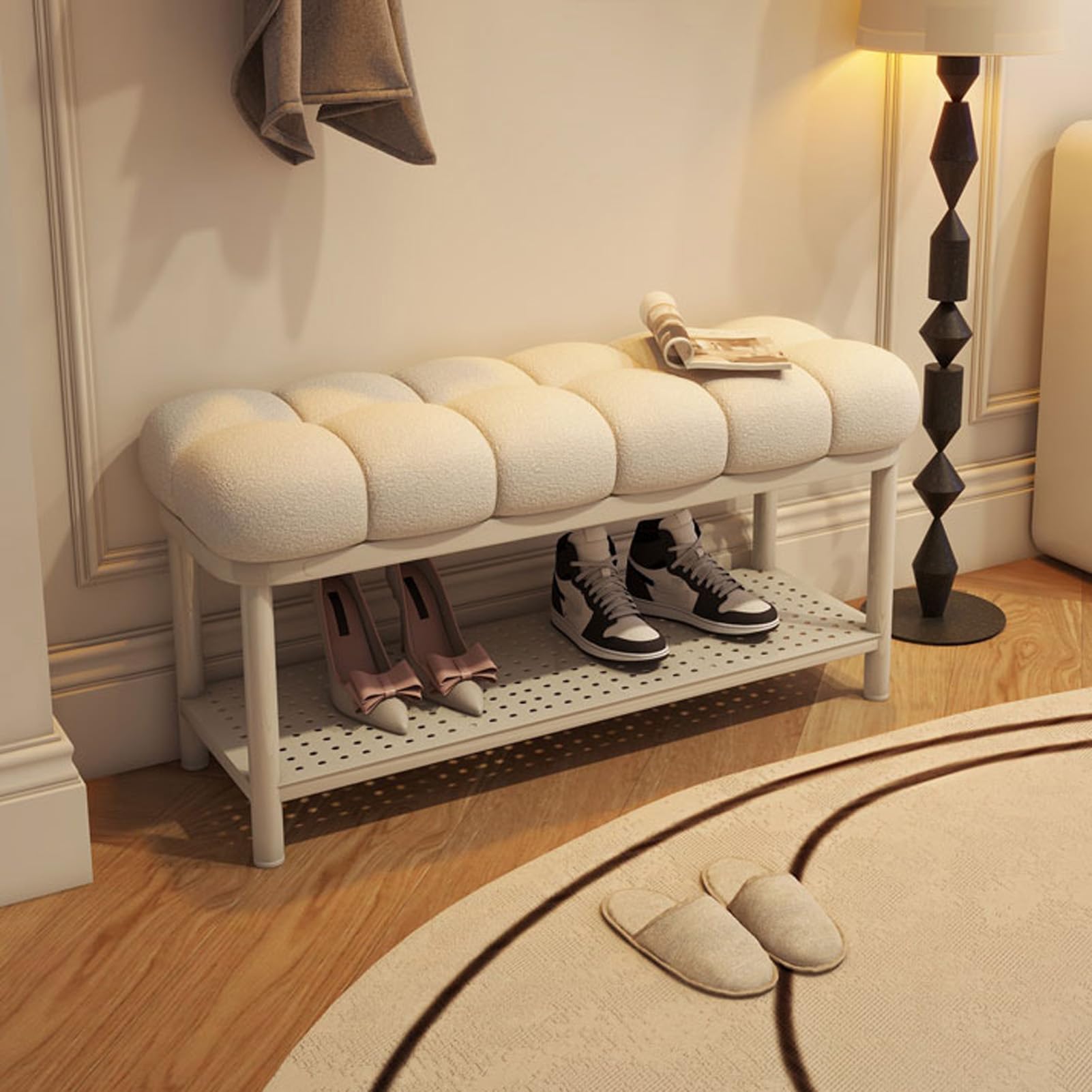 Banc d'entrée en velours et étagère de rangement pour un couloir toujours impeccable