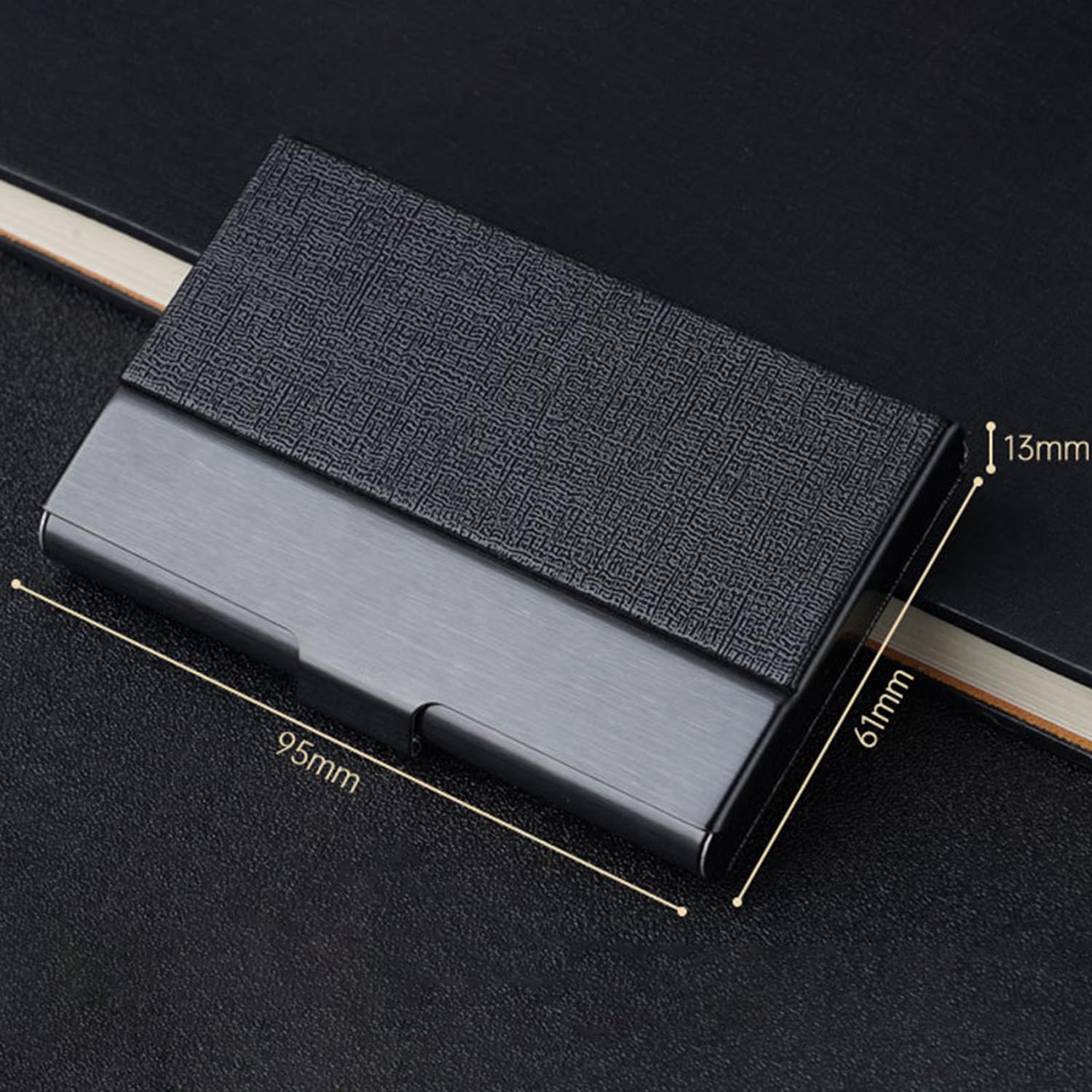 Visitenkartenetui Personalisiertes, 95*61*13mm Personalisierter Leder Visitenkartenhalter mit Anpassbarem Namen, Ausweisetui aus Edelstahl, Etui mit Individueller Textunterschrift (Litschi Schwarz)