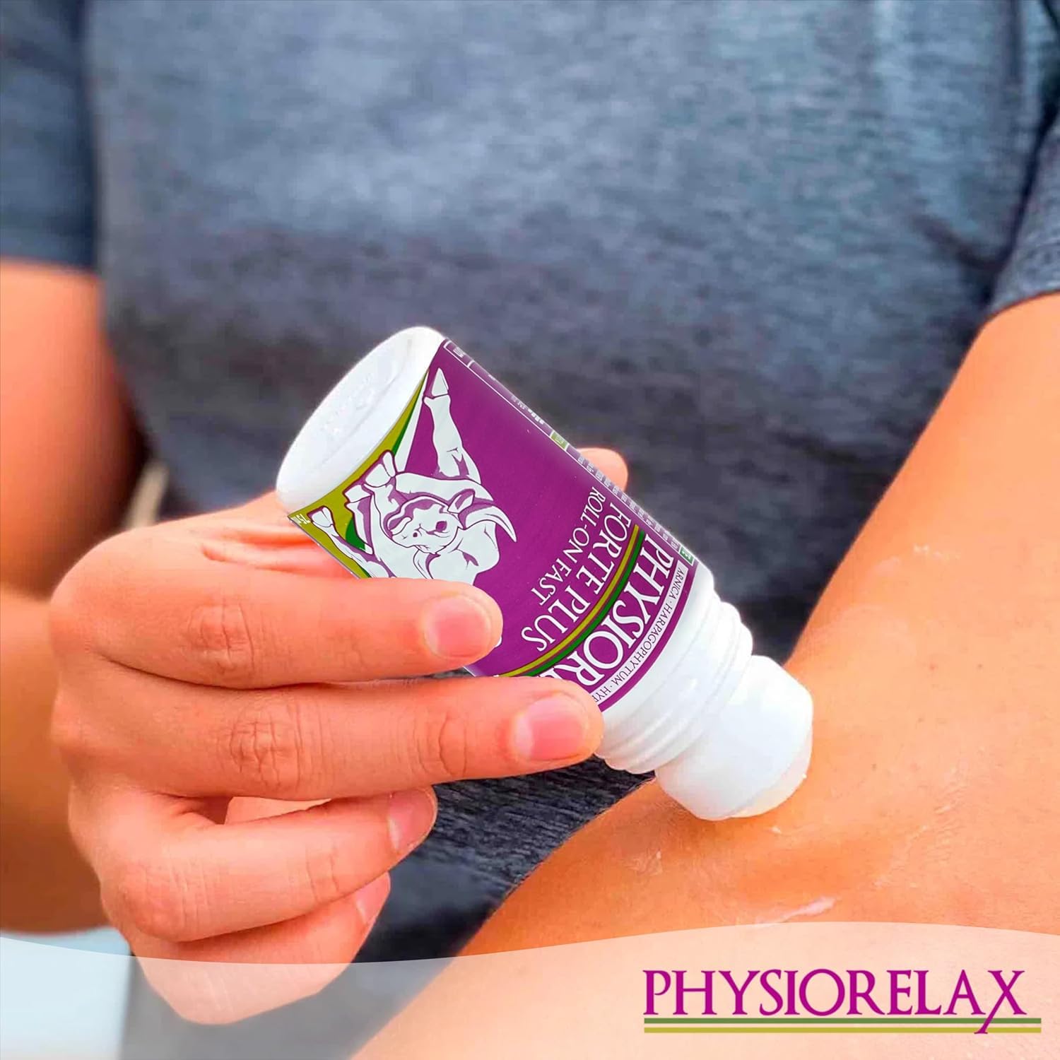 Visita la tienda de Physiorelax Physiorelax- Forte Plus Roll On, Mayor Sensación de Frescor, Favorece el Masaje, Cómodo de Transportar, con Árnica - 75 ml in use