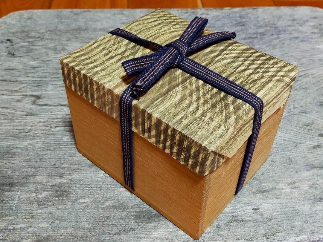 ♥美濃焼　志野　茶碗　桐箱　仕覆　付き　骨董品 Amazon.co.jp: 美濃焼 志野 茶碗 桐箱 仕覆 付き 骨董品 : おもちゃ