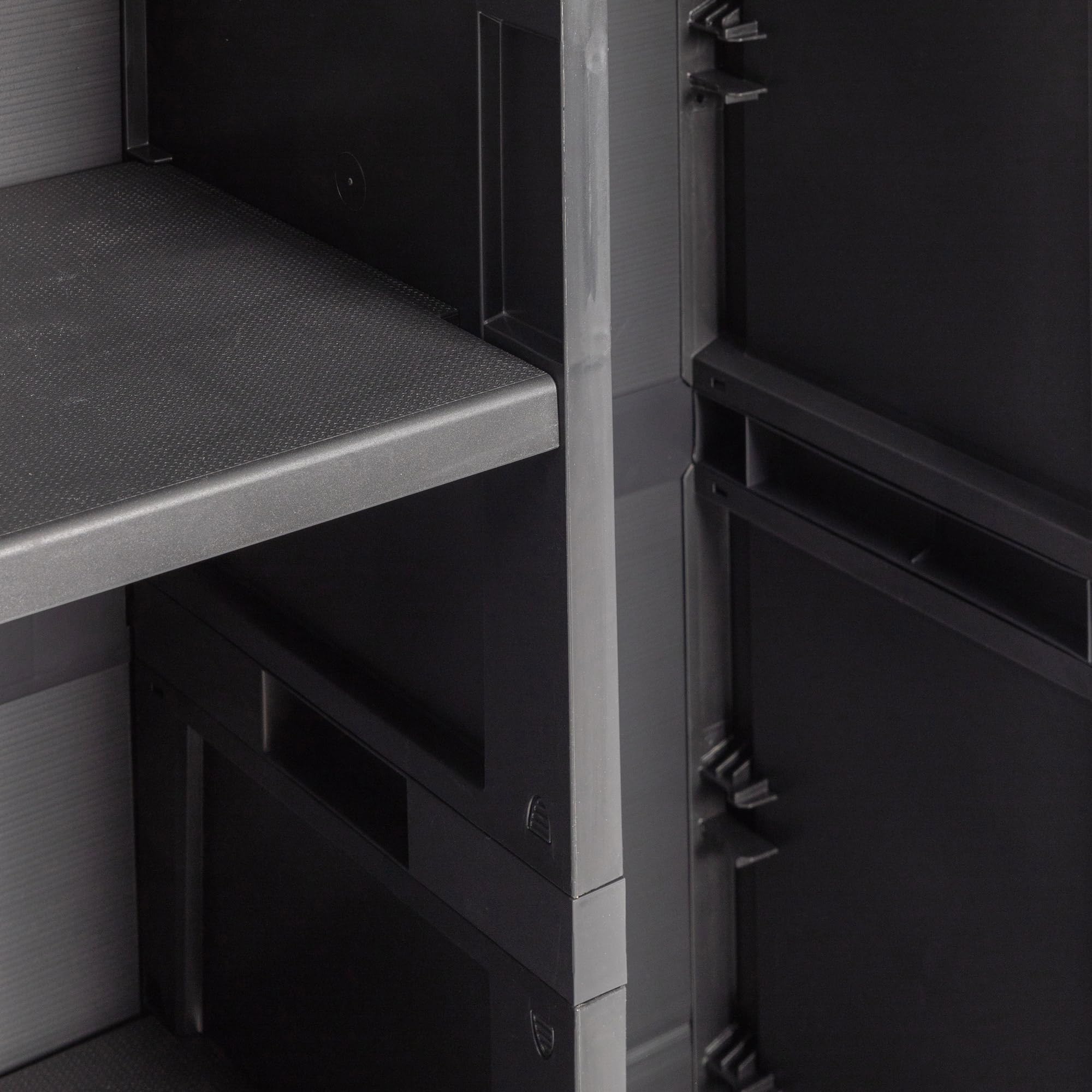 Toomax Armadio Trend Midi Portascope nero/grigio basalto con 4 ripiani regolabili, 65x37x165h cm in plastica riciclata, portattrezzi resistente ideale per garage e spazi esterni
