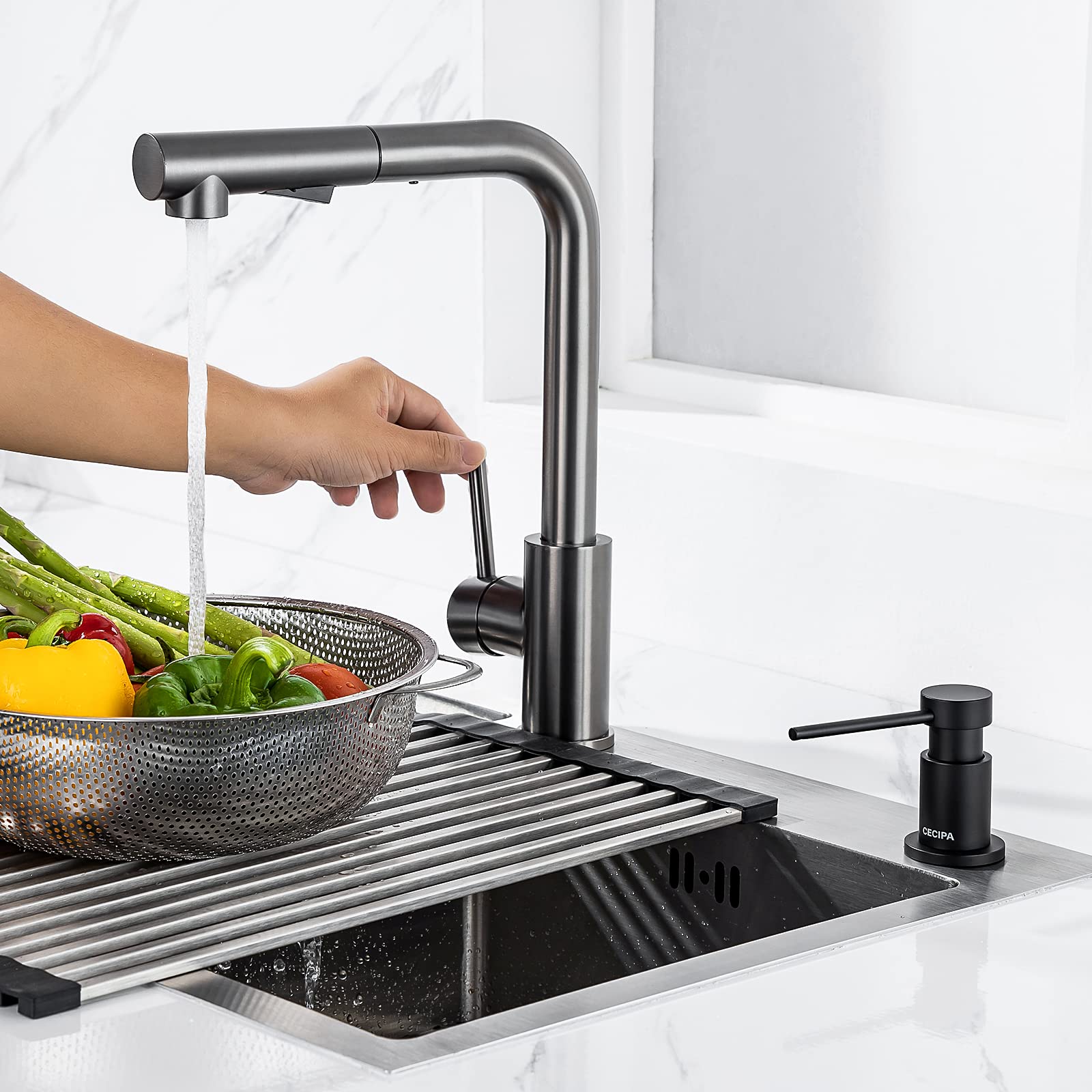 CECIPA Distributeur de Savon Cuisine Encastrable, Distributeur de Détergent pour Évier avec Bouteille de 300ML et Tuyau de Rallonge de 1,2 m, Distributeur Savon en Cuivre Remplissage du Haut, Noir