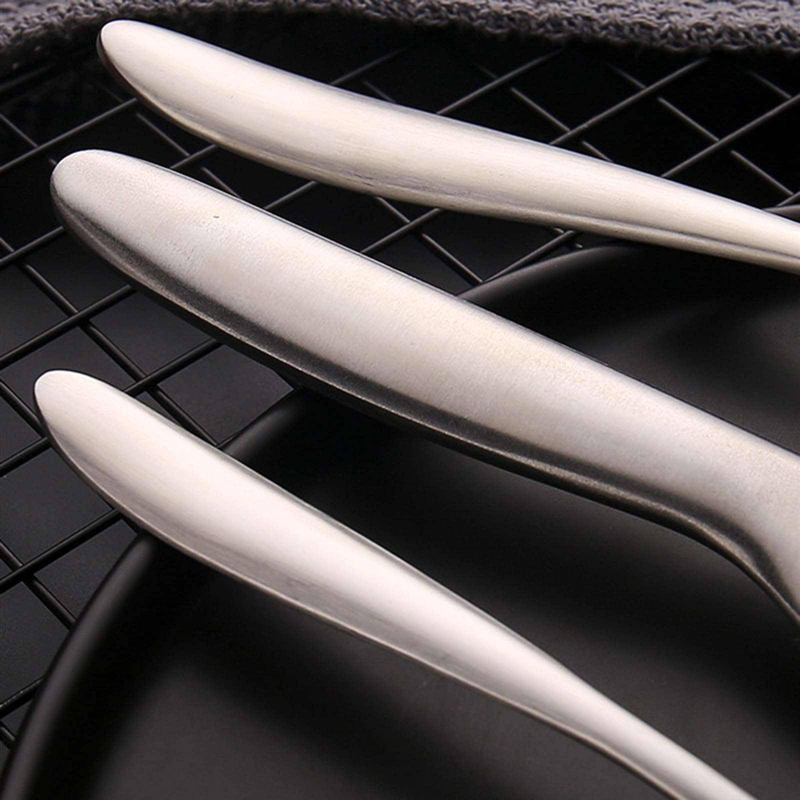 Juego de Cubiertos de Acero Inoxidable de Grado alimenticio, Elegante Juego de Cubiertos de 24 Piezas con Mango de diseño de línea Engrosada, Incluye Cuchillos, Tenedores y cucharas