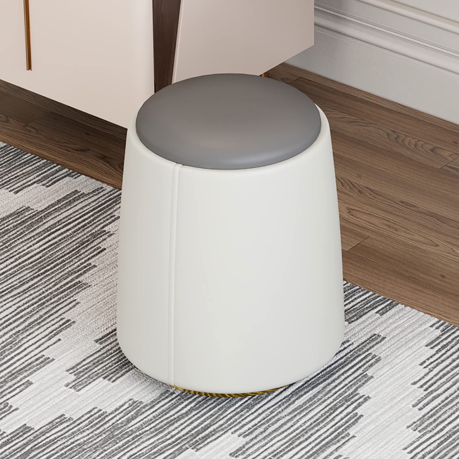 Petit tabouret capitonné compact pour optimiser une petite chambre