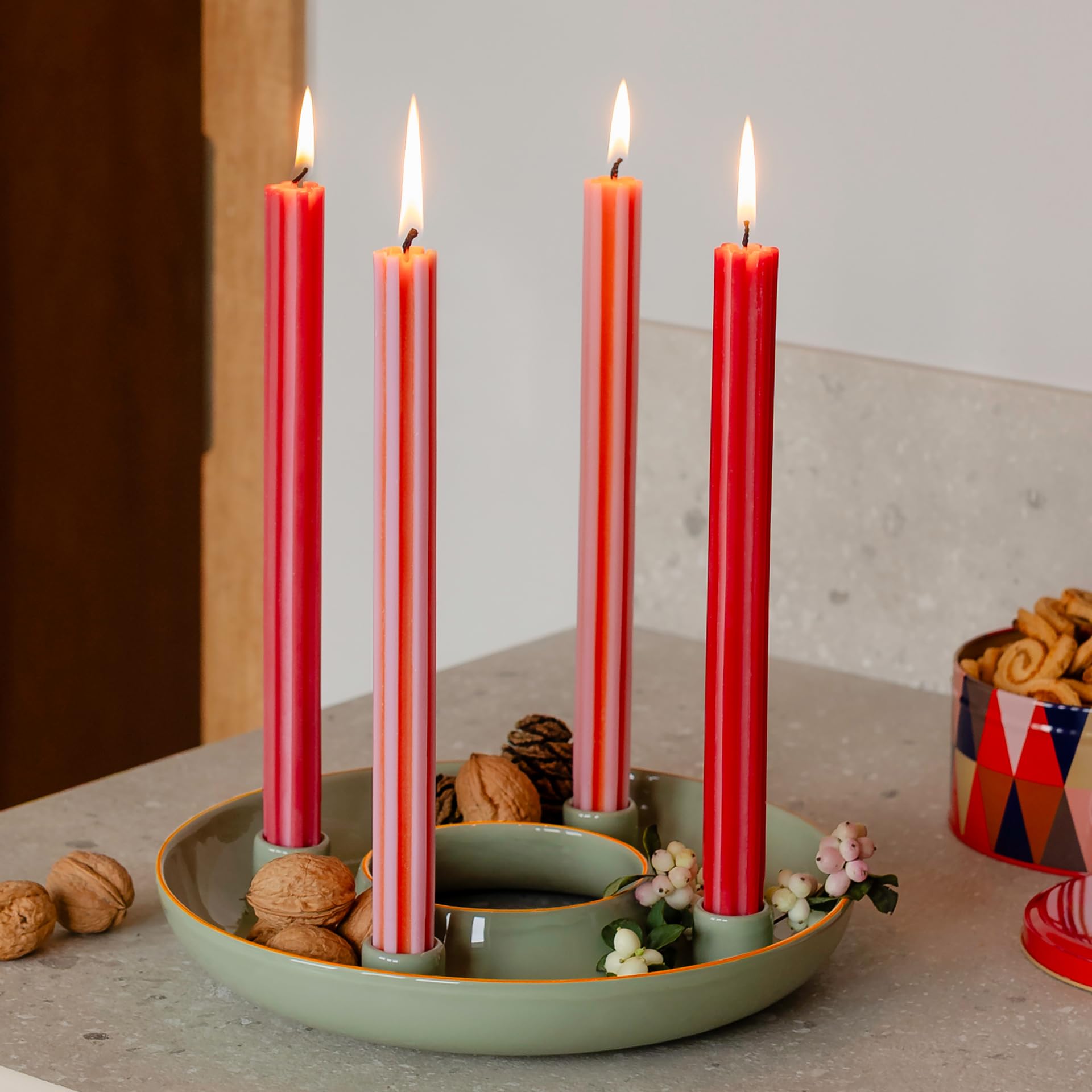 REMEMBER Adventskranzschale Lucia, H 4 cm, Ø 26 cm, Dolomit Keramik – Dekorative Schale für Adventskranz mit 4 Kerzen, modernes Weihnachtsdeko Accessoire für Adventszeit
