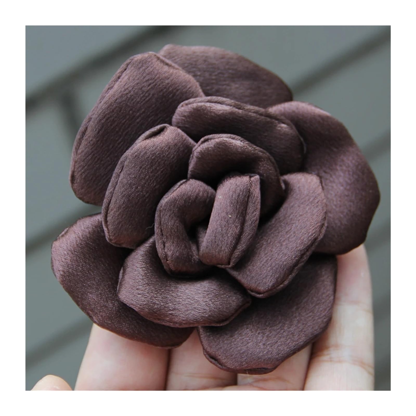 Fleurs en tissu camélia marron pour créer vos broches de mariage et coiffures bohèmes