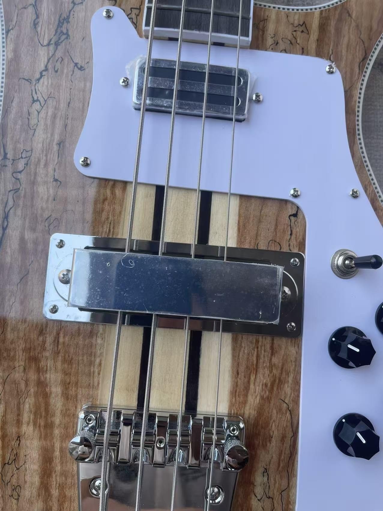 Basso elettrico a 4 corde con corpo solido, manico in frassino e legno di acacia pickup Humbucker, ponte regolabile for performance sul palco in studio (Bajo Electrico)