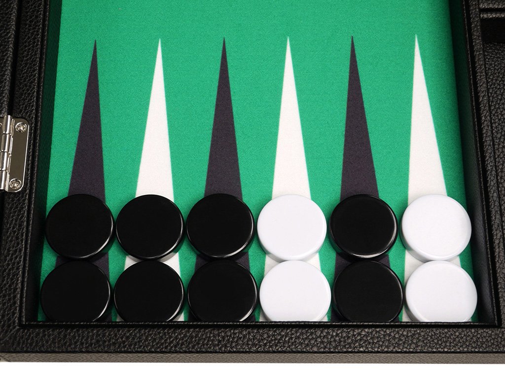 Silverman & Co. 40 cm Backgammon Reise Koffer für Erwachsene – schwarzes Kunstleder – faltbares Backgammon-Set mit grünem Spielfeld sowie schwarzen und weißen Spielpunkten – leicht & tragbar