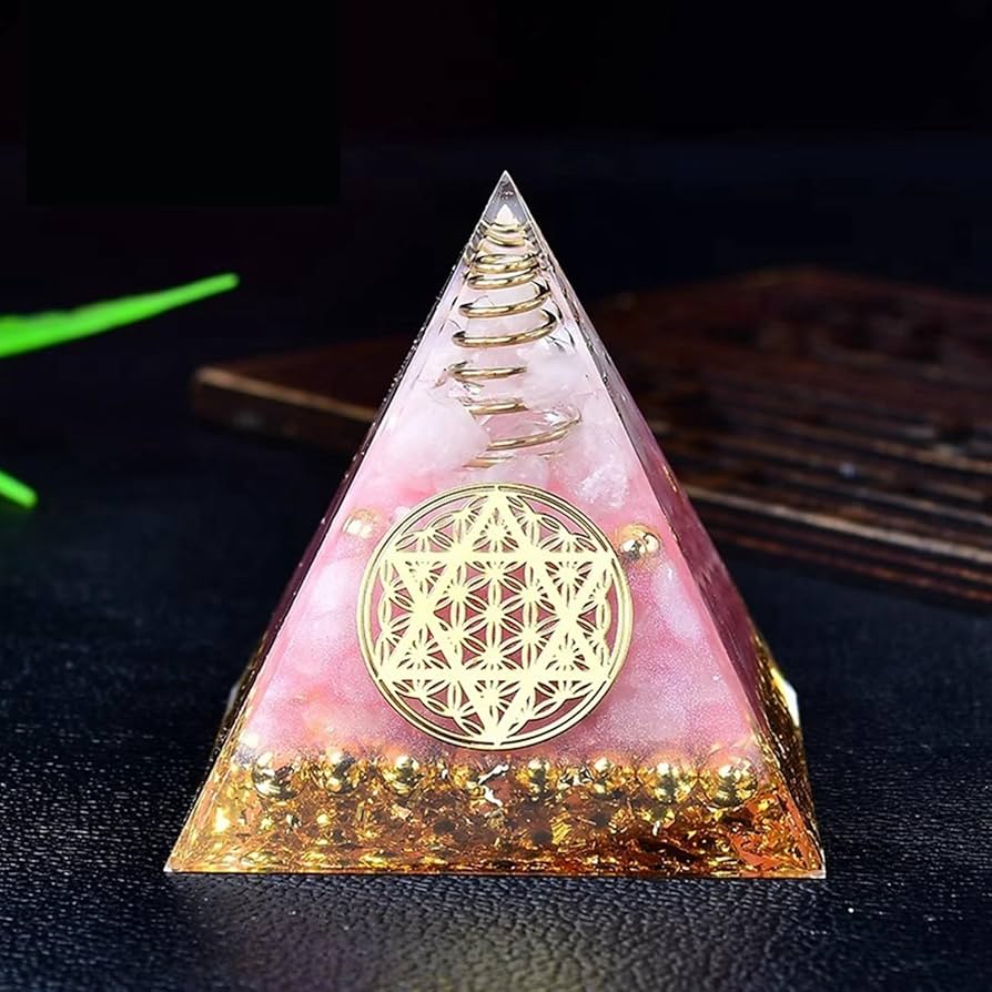 クリスタル水晶の珍しいピラミッド型置物 クリスタル水晶の珍しいピラミッド型置物