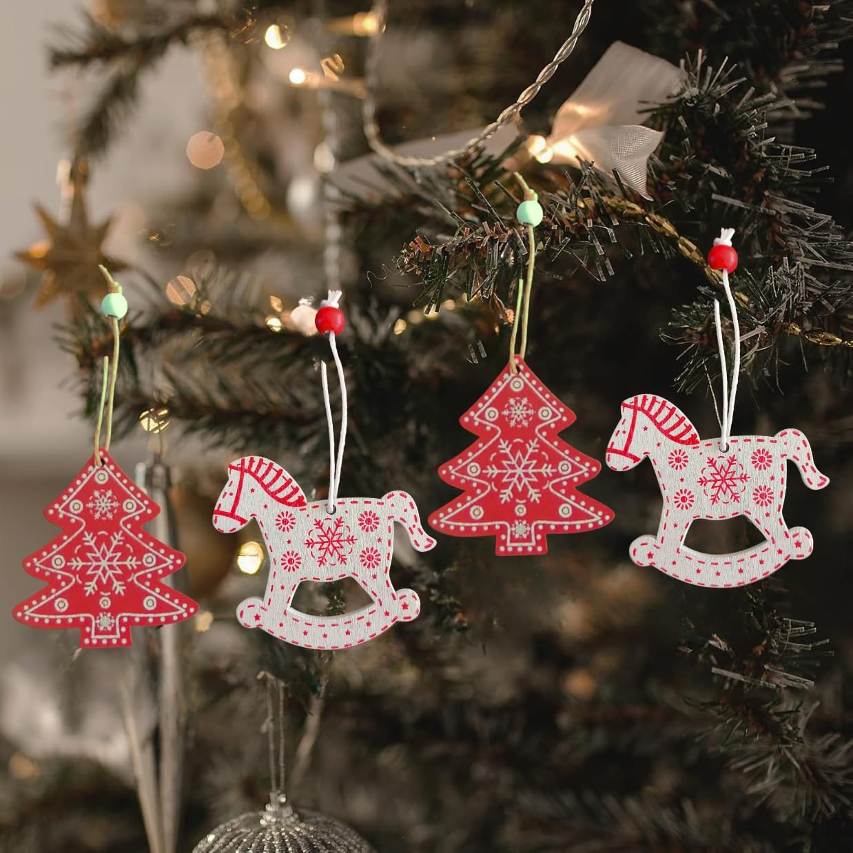 Kit 12 Pingentes Natalinos em Madeira – Enfeites Decorativos para Árvore de Natal, Porta, Janelas e Guirlandas – Ornamentos de Papai Noel, Boneco de Neve, Renas e Árvores (12 Pçs Clássico 1)