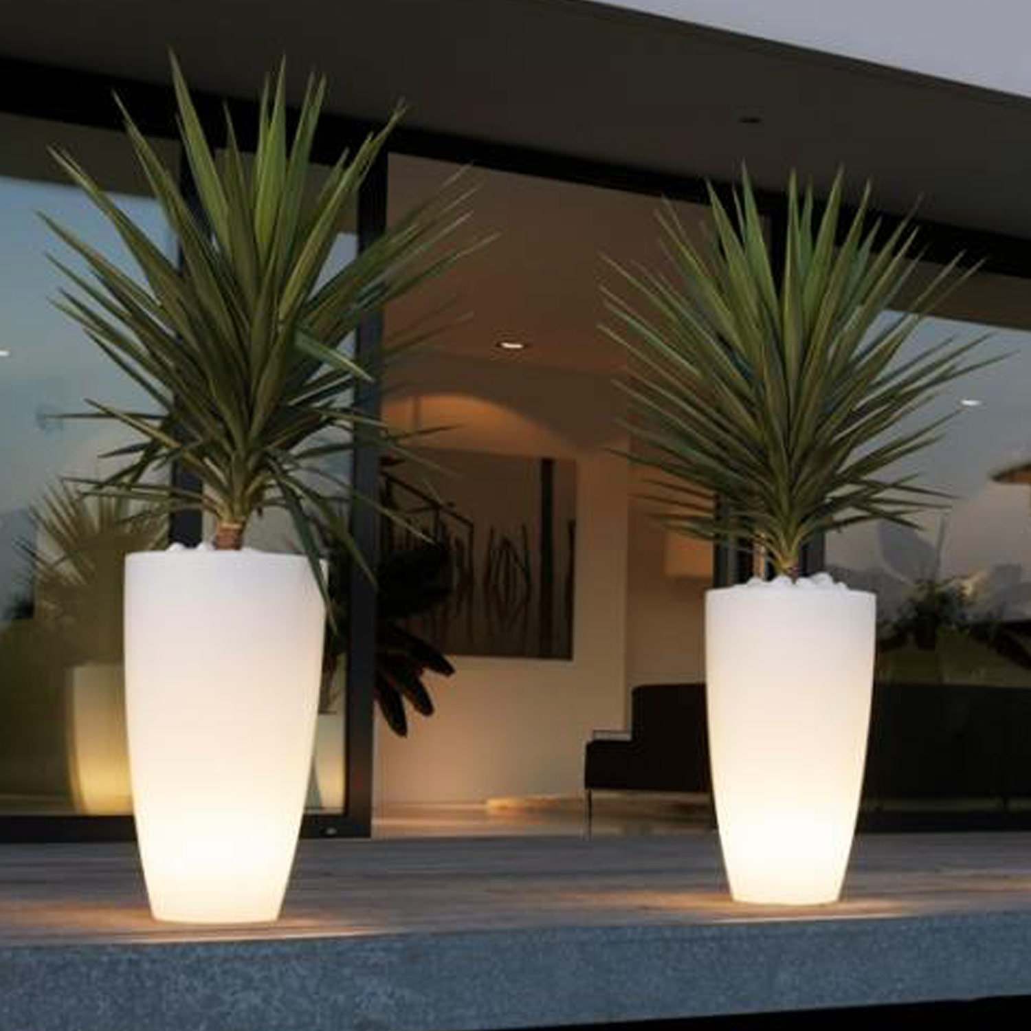 Vaso Tondo 'Stilo Lamp' Con Luce Interna. In Polietilene Colorato. Dal Design Elegante In Puro Stile Moderno, È Un Ottimo Complemento D'Arredo E Si Abbina A Molteplici Ambienti Nei Quali Viene Collocato.