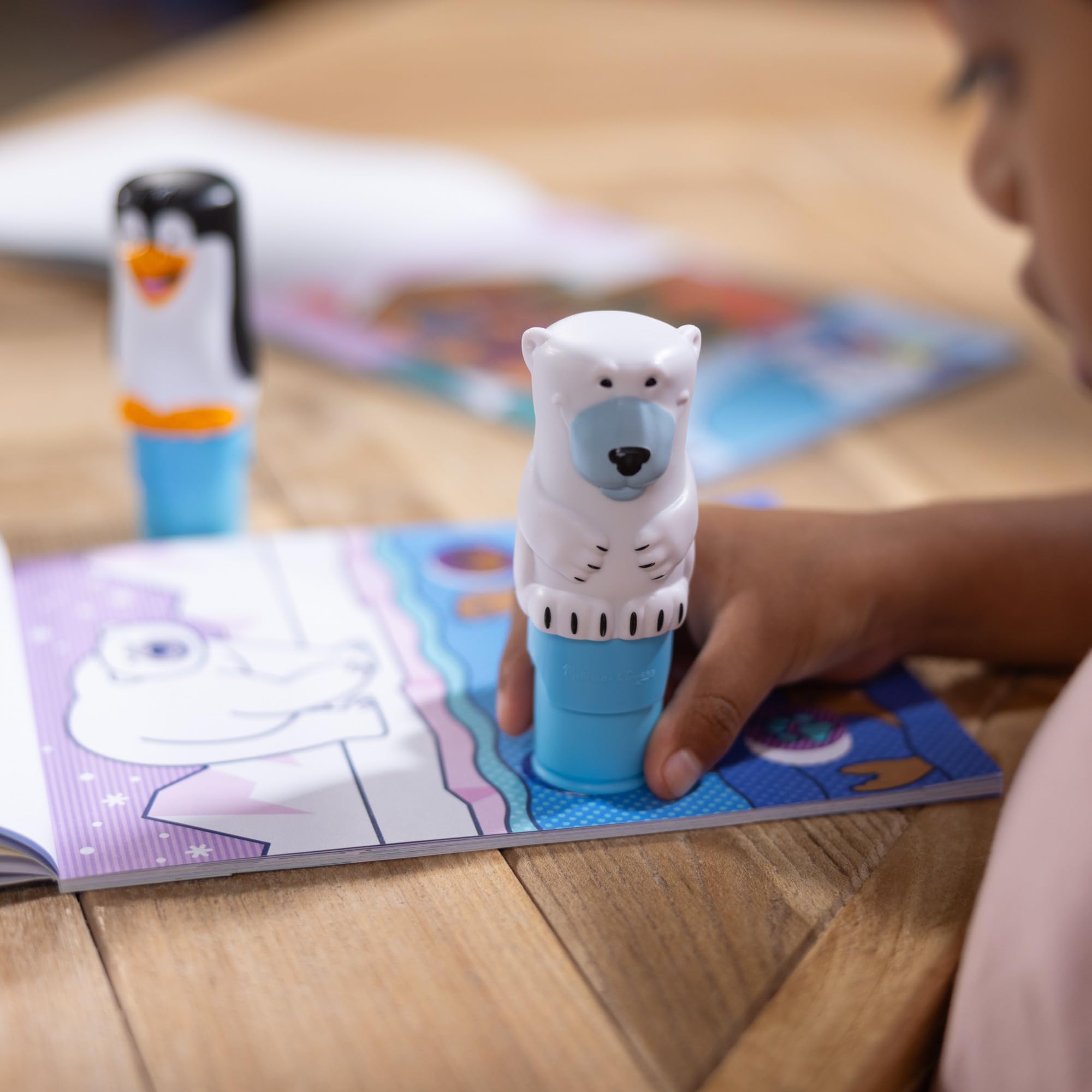 Melissa & Doug Sticker Wow!® Pacchetto CONVENIENZA - Orso Polare e Pinguino per Lavoretti Artistici, 2 Blocchi attività, 2 Timbratori di Adesivi, 2 Pacchetti di Adesivi Extra - Certificati FSC