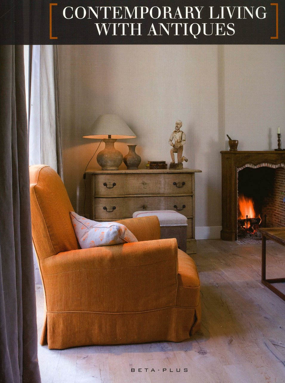 Contemporary Living With Antiques un beau livre d'art relié pour collectionneur